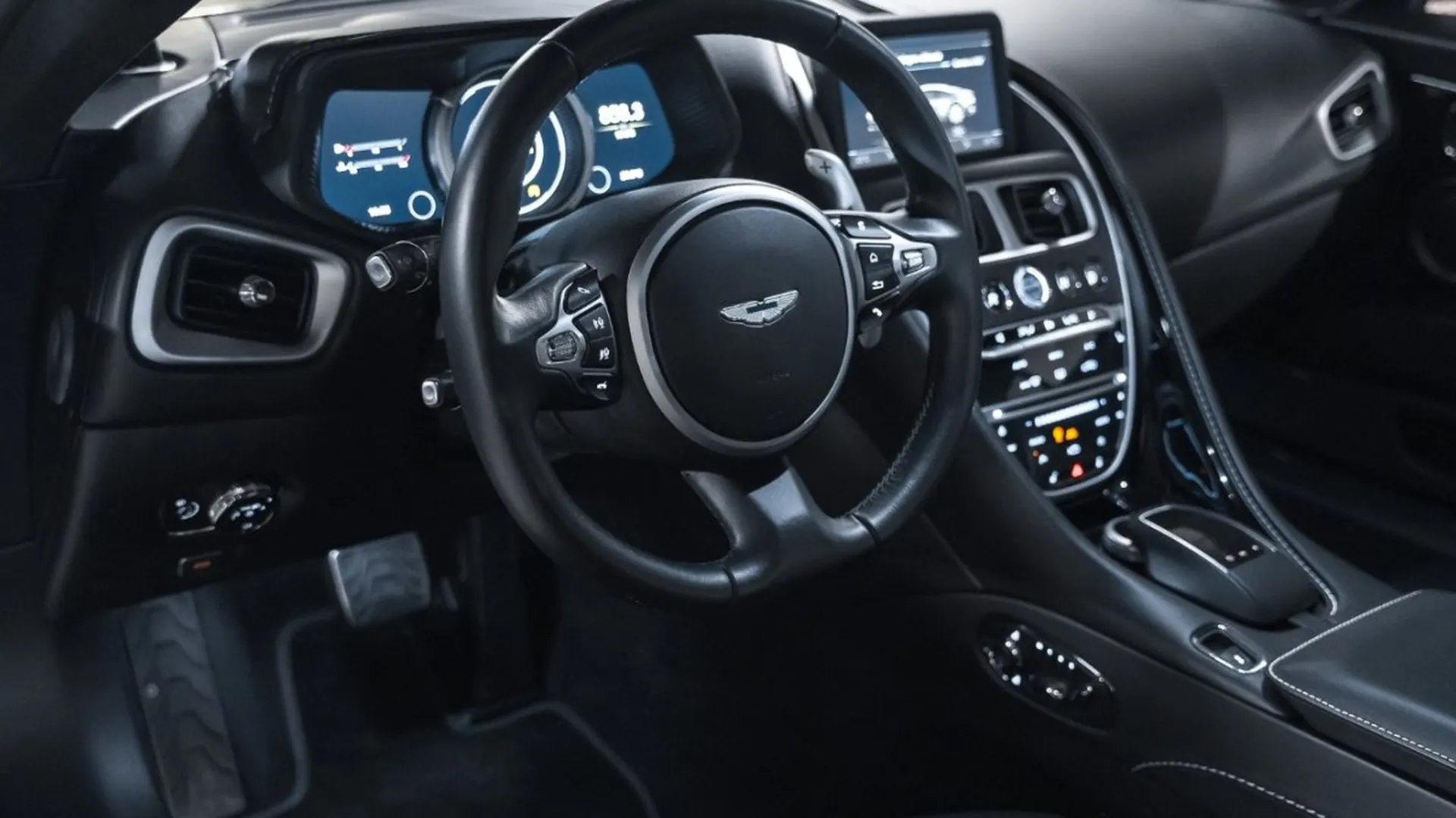 Aston Martin DB11 — photo 26