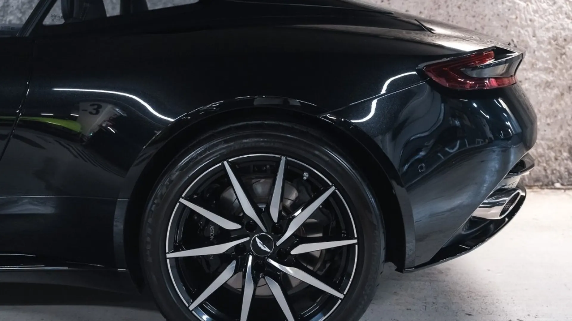 Aston Martin DB11 — photo 14