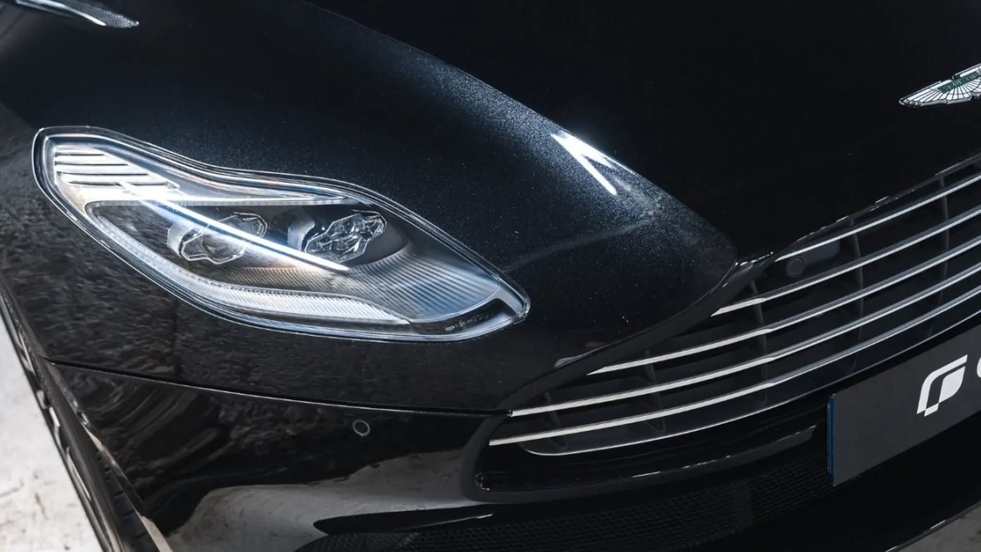 Aston Martin DB11 — photo 8