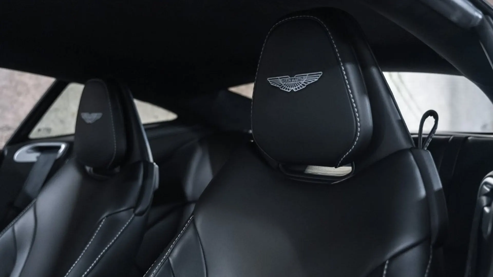 Aston Martin DB11 — photo 25