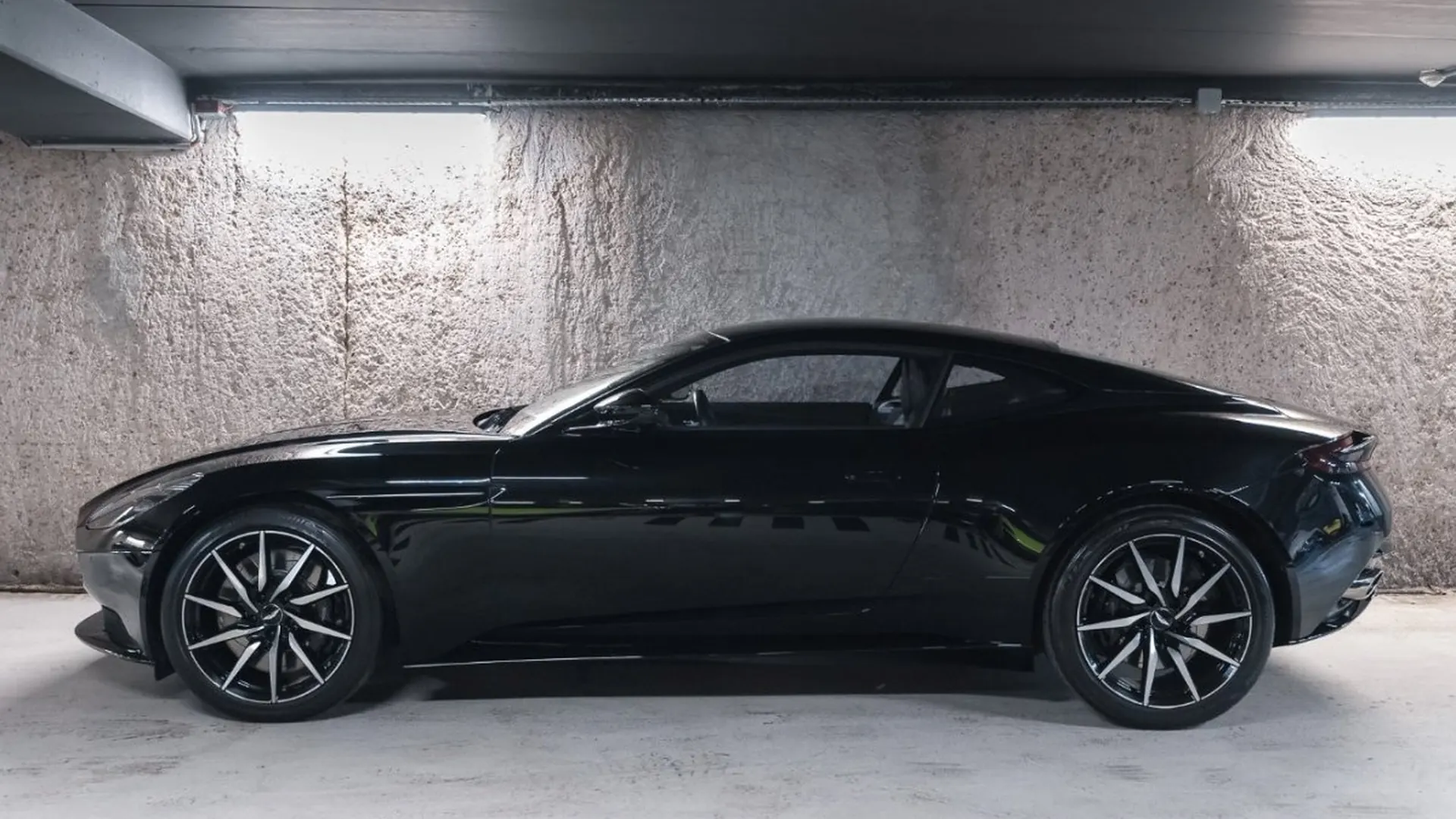 Aston Martin DB11 — photo 10