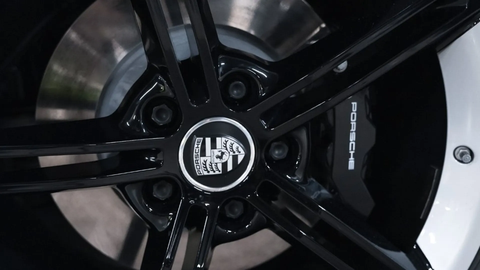 Porsche Taycan — photo 13