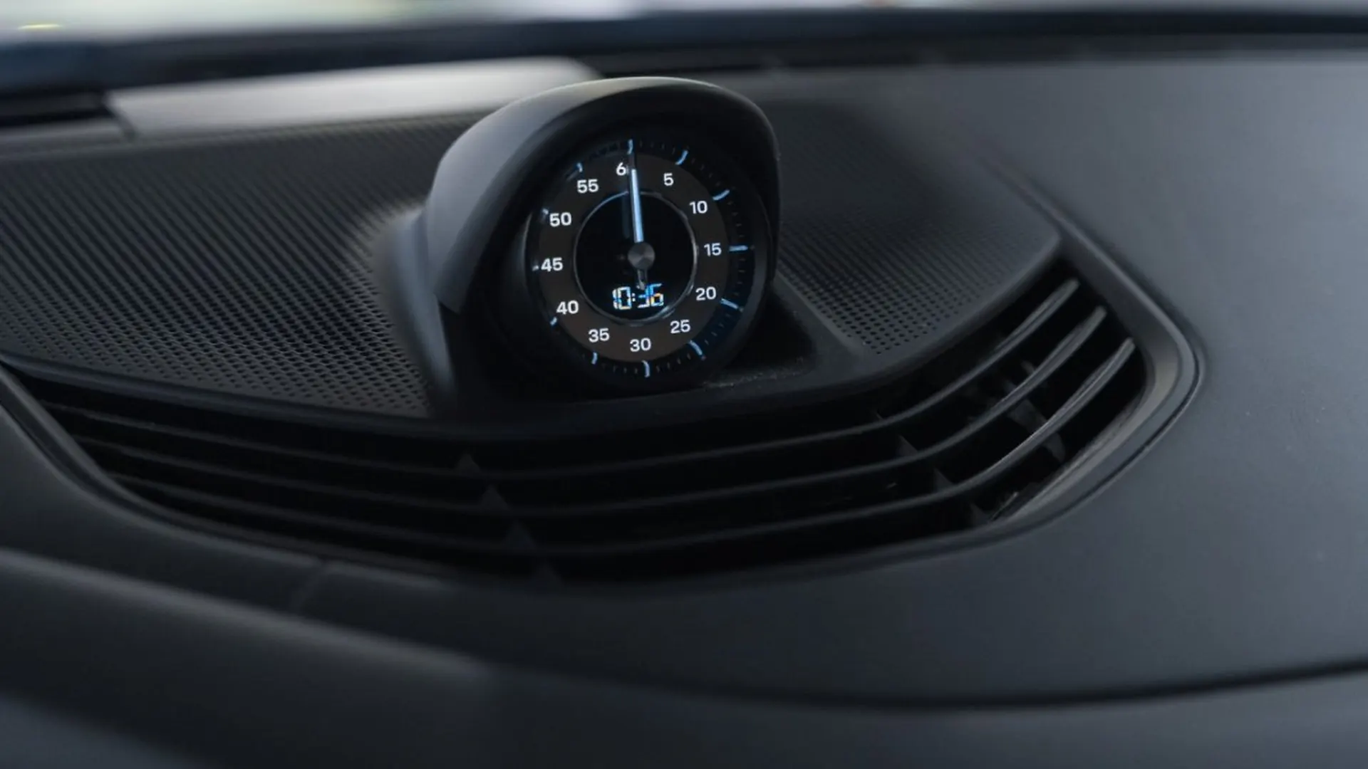 Porsche Taycan — photo 37