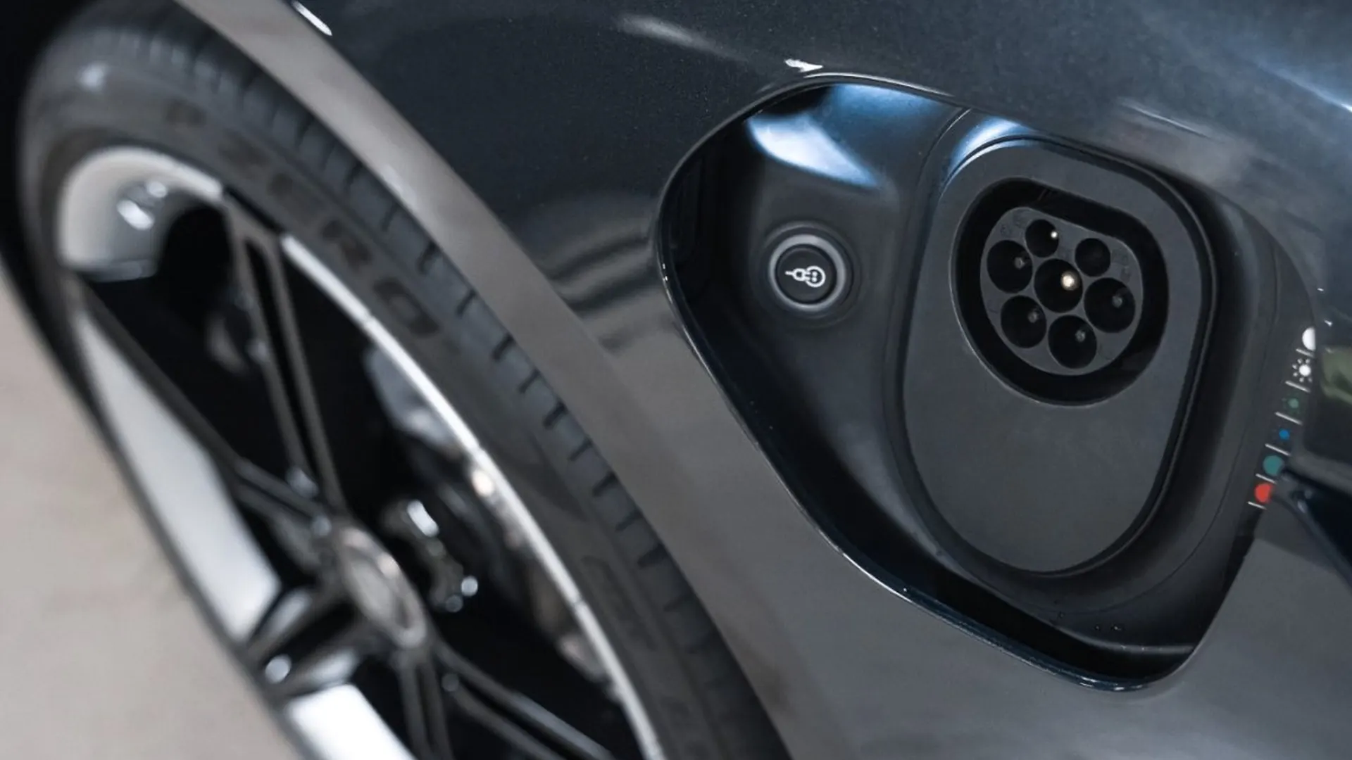 Porsche Taycan — photo 11