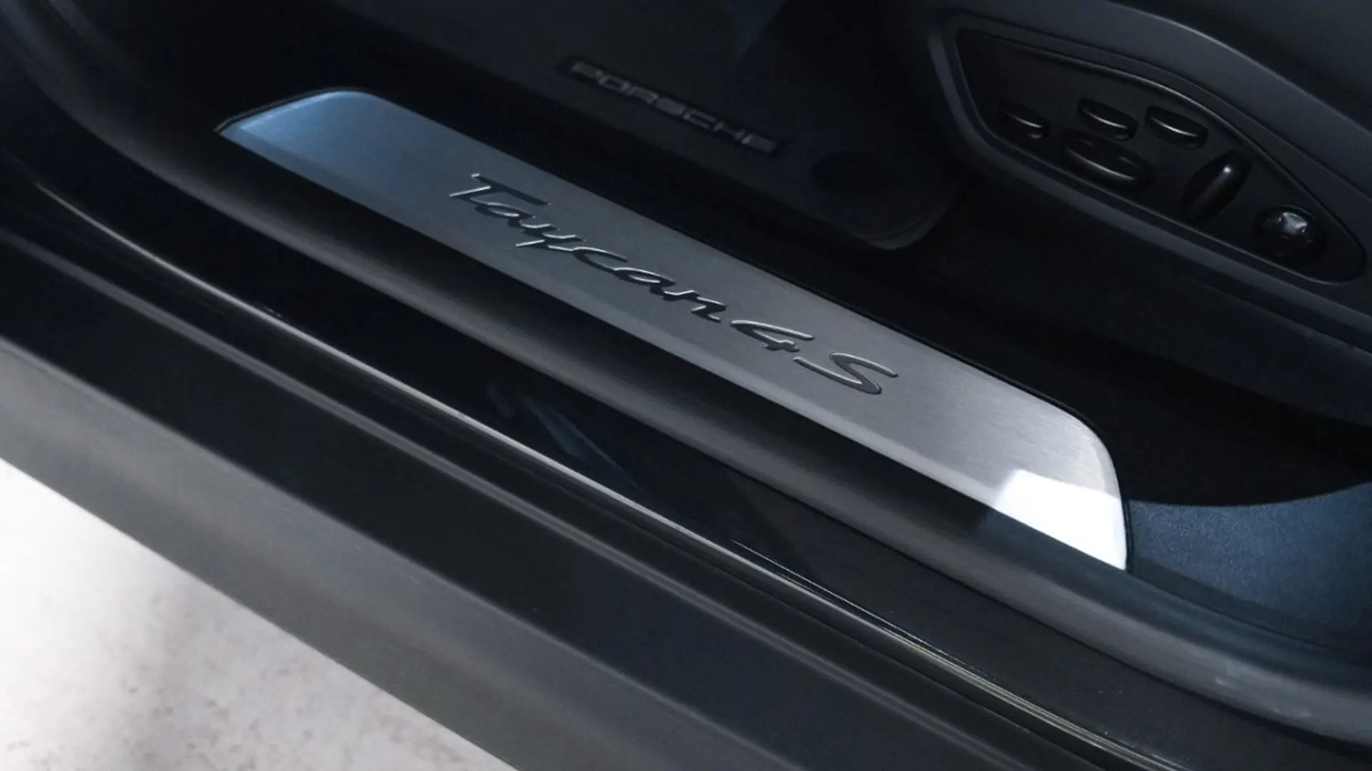 Porsche Taycan — photo 26