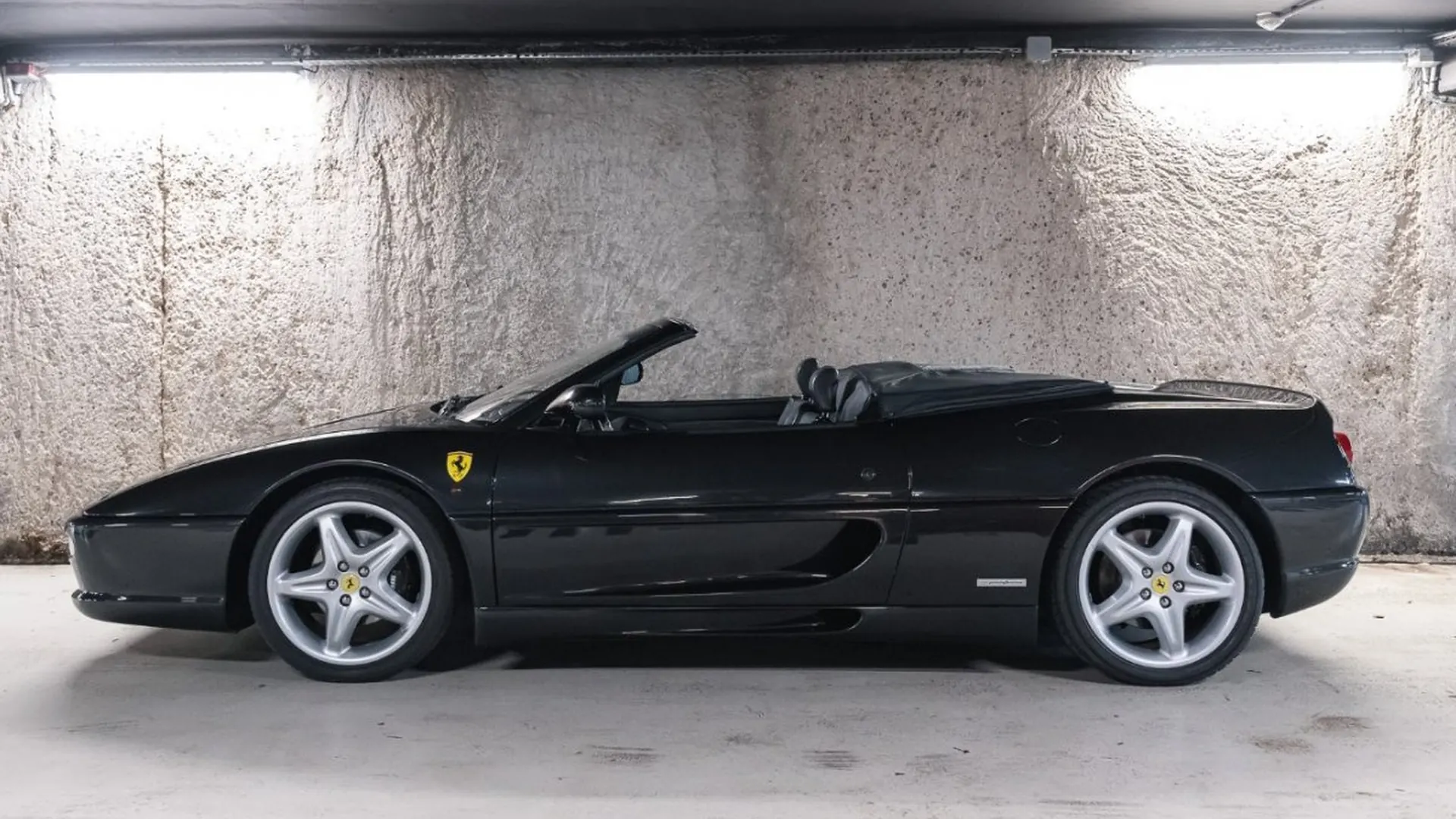 Ferrari F355 — photo 12