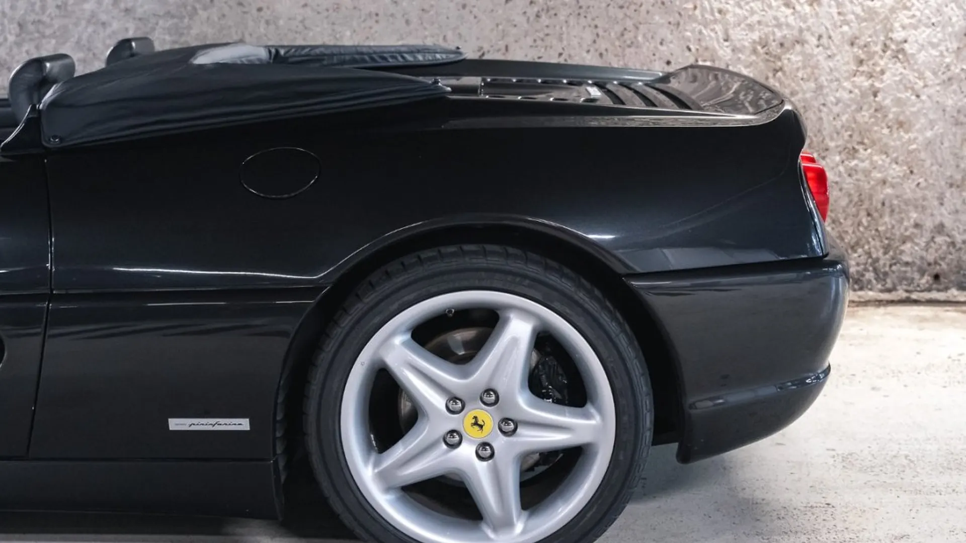 Ferrari F355 — photo 16