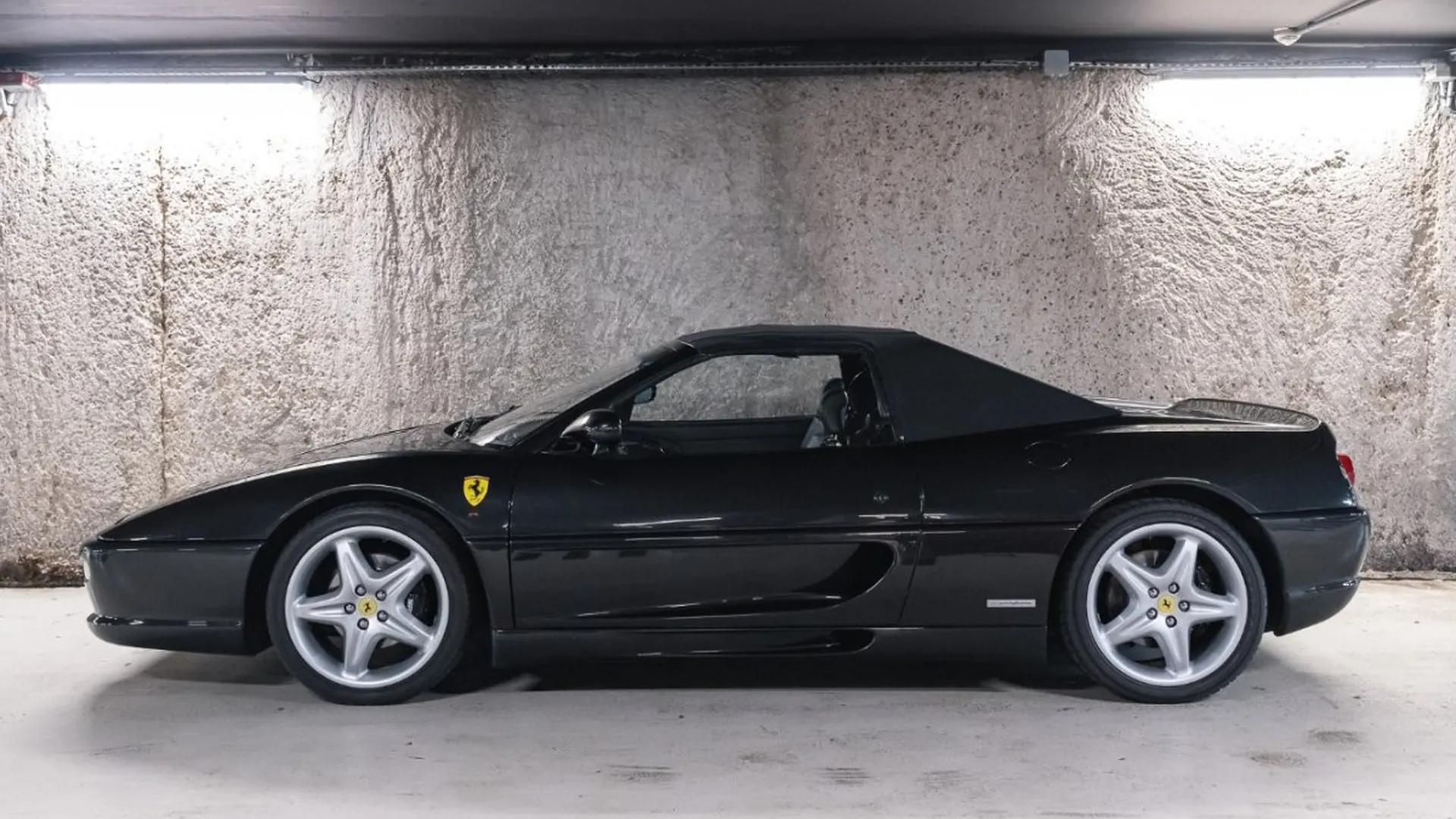 Ferrari F355 — photo 11