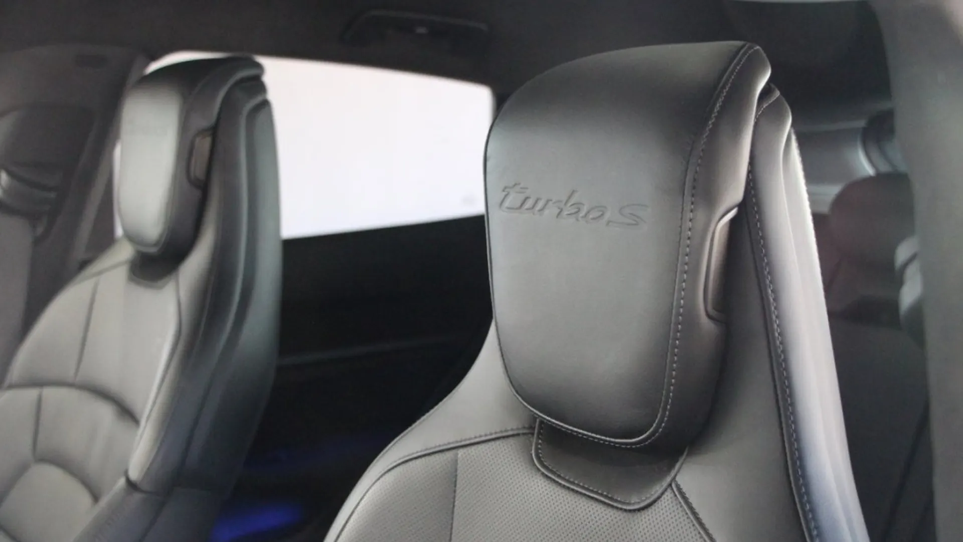 Porsche Taycan — photo 17