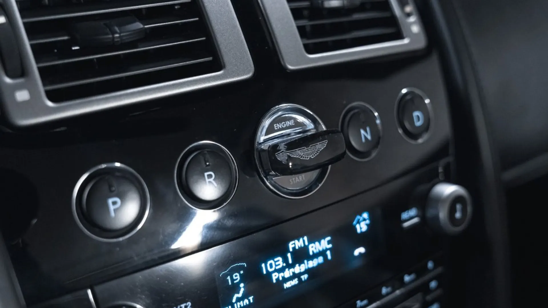 Aston Martin DBS — photo 38