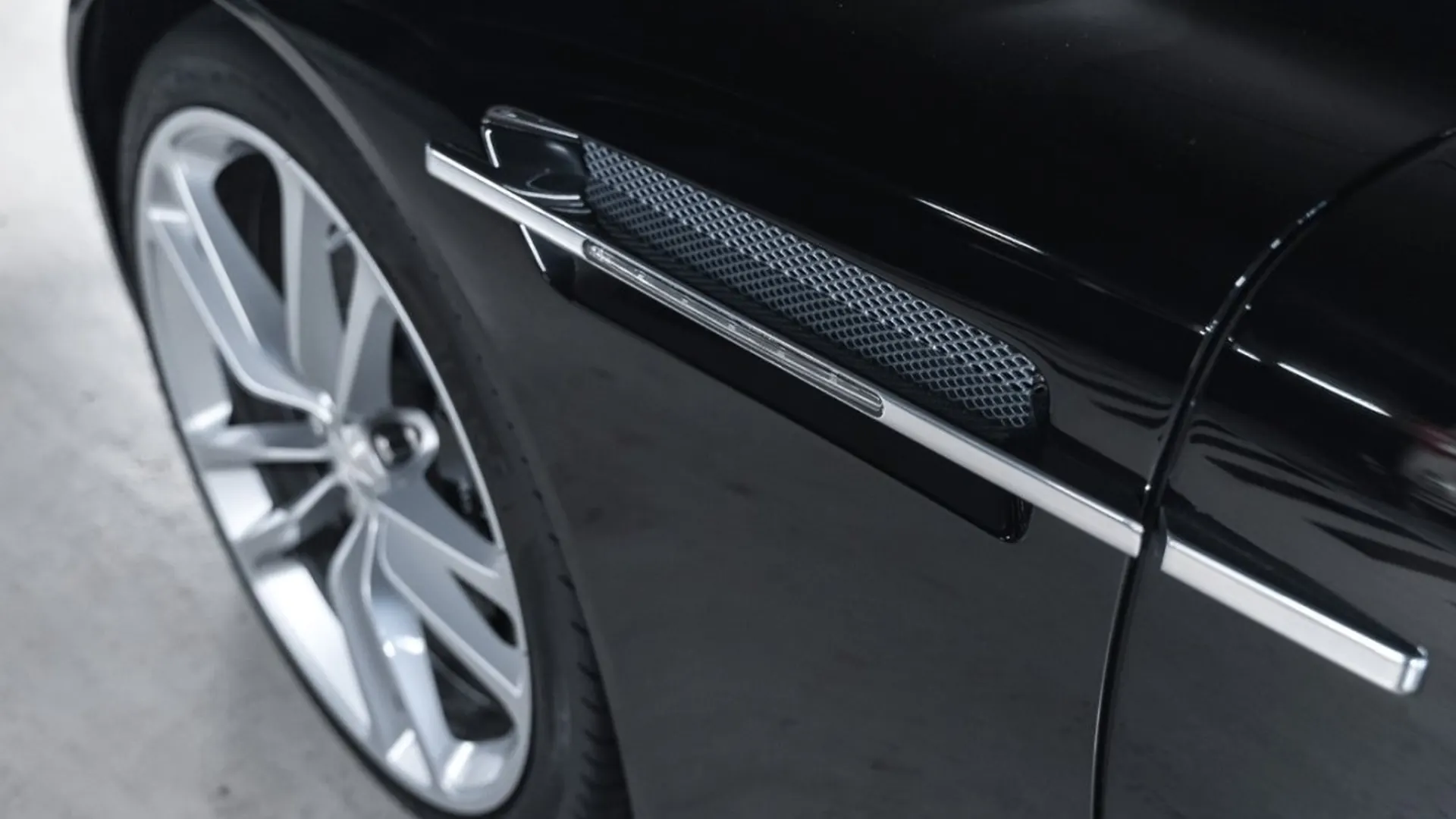Aston Martin DBS — photo 13