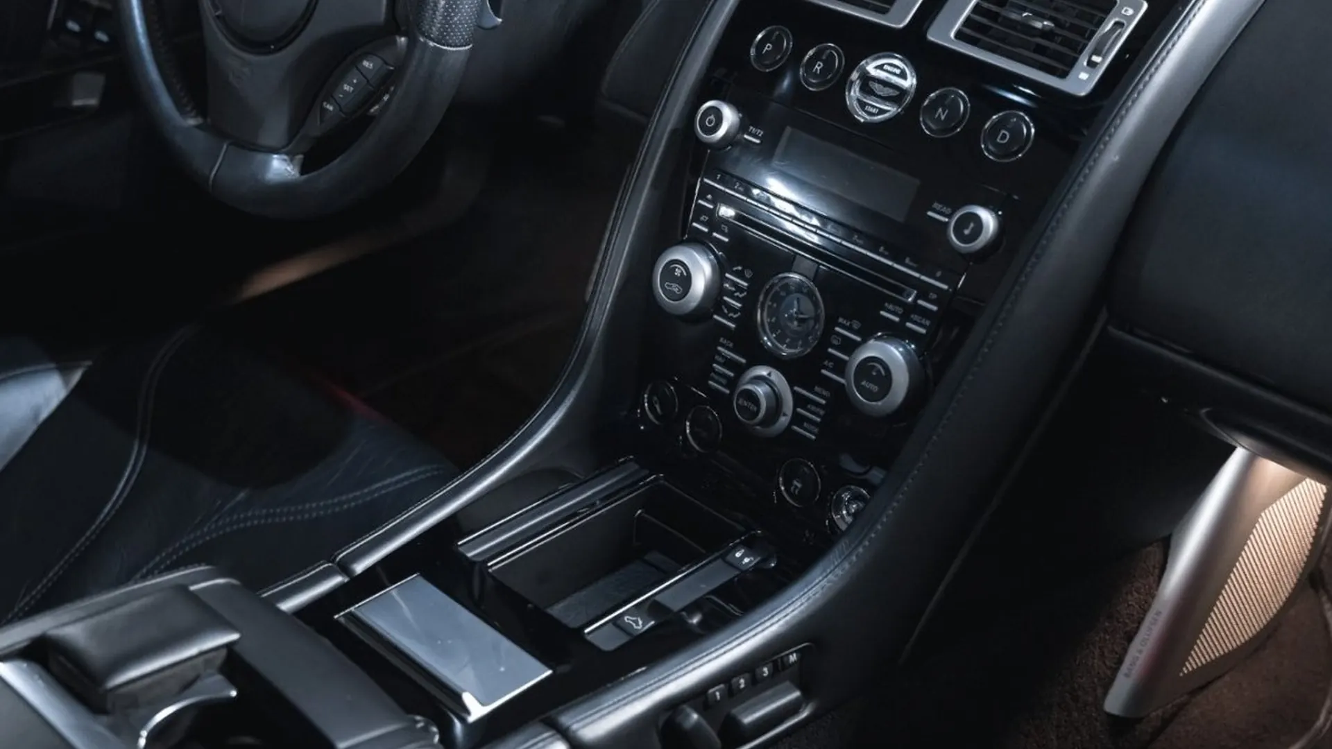 Aston Martin DBS — photo 37