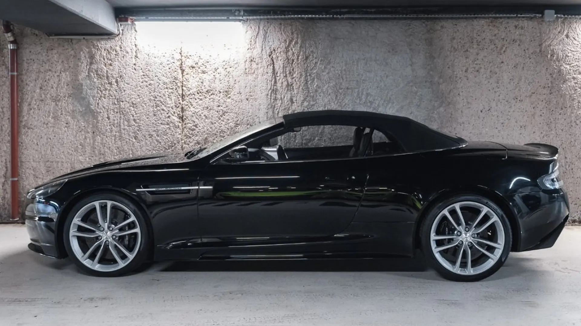 Aston Martin DBS — photo 10