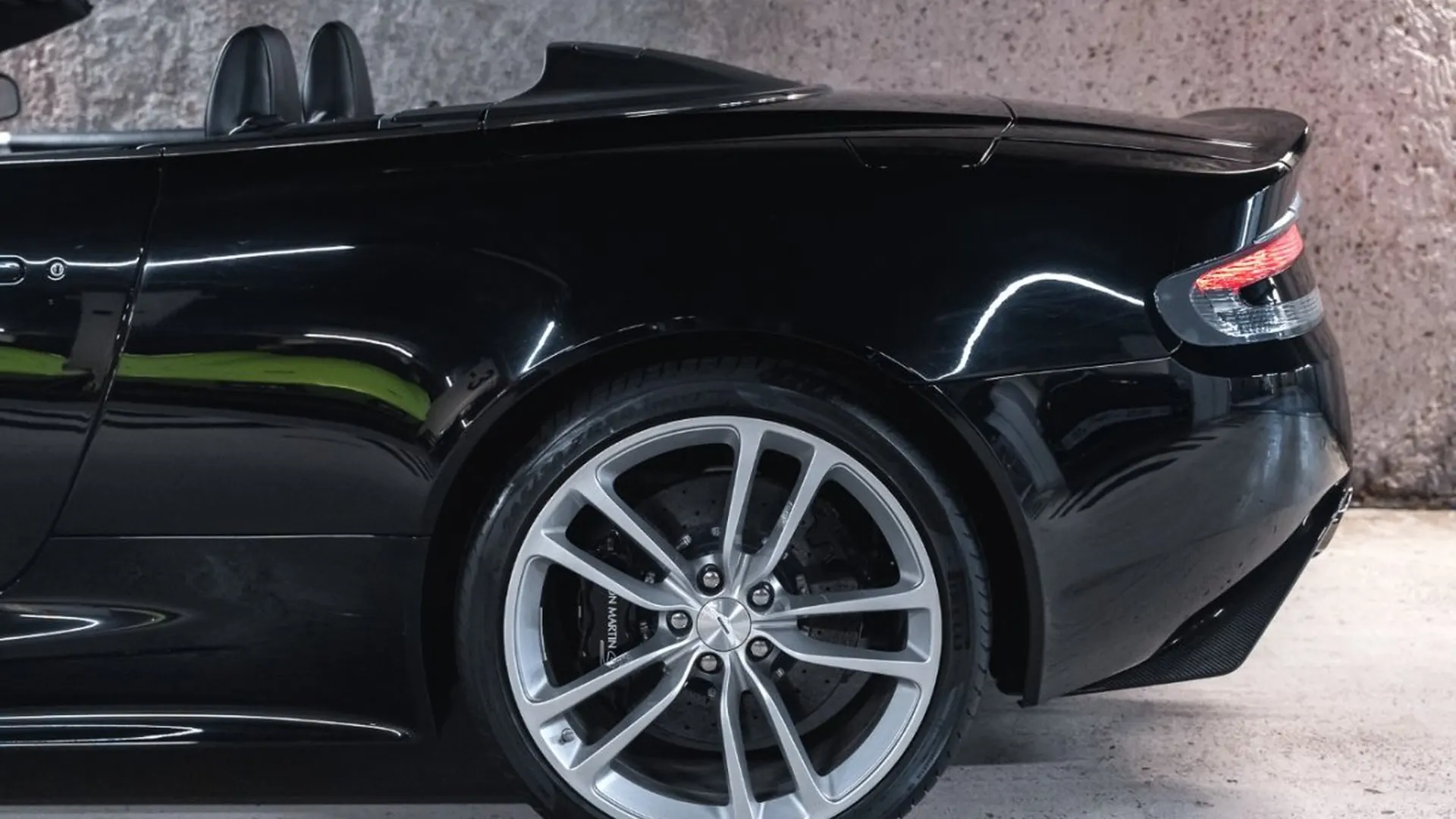Aston Martin DBS — photo 15