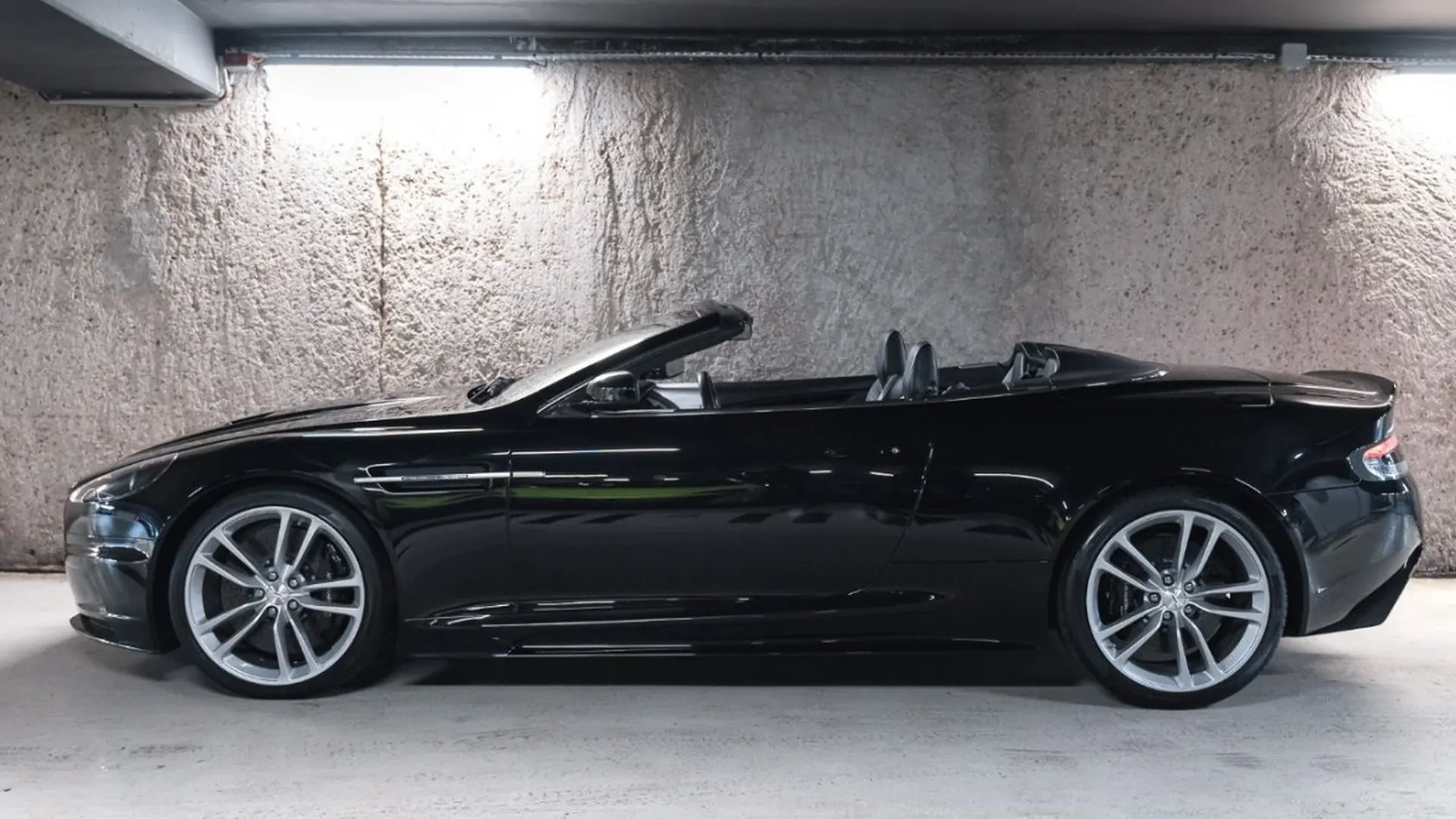 Aston Martin DBS — photo 9