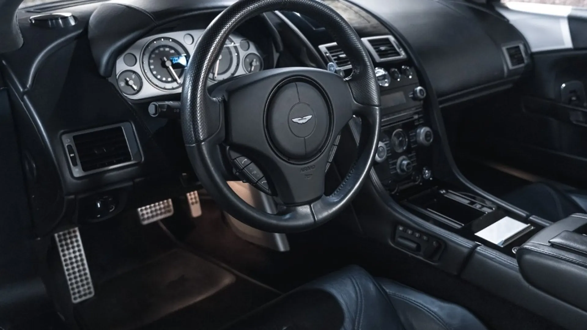 Aston Martin DBS — photo 31