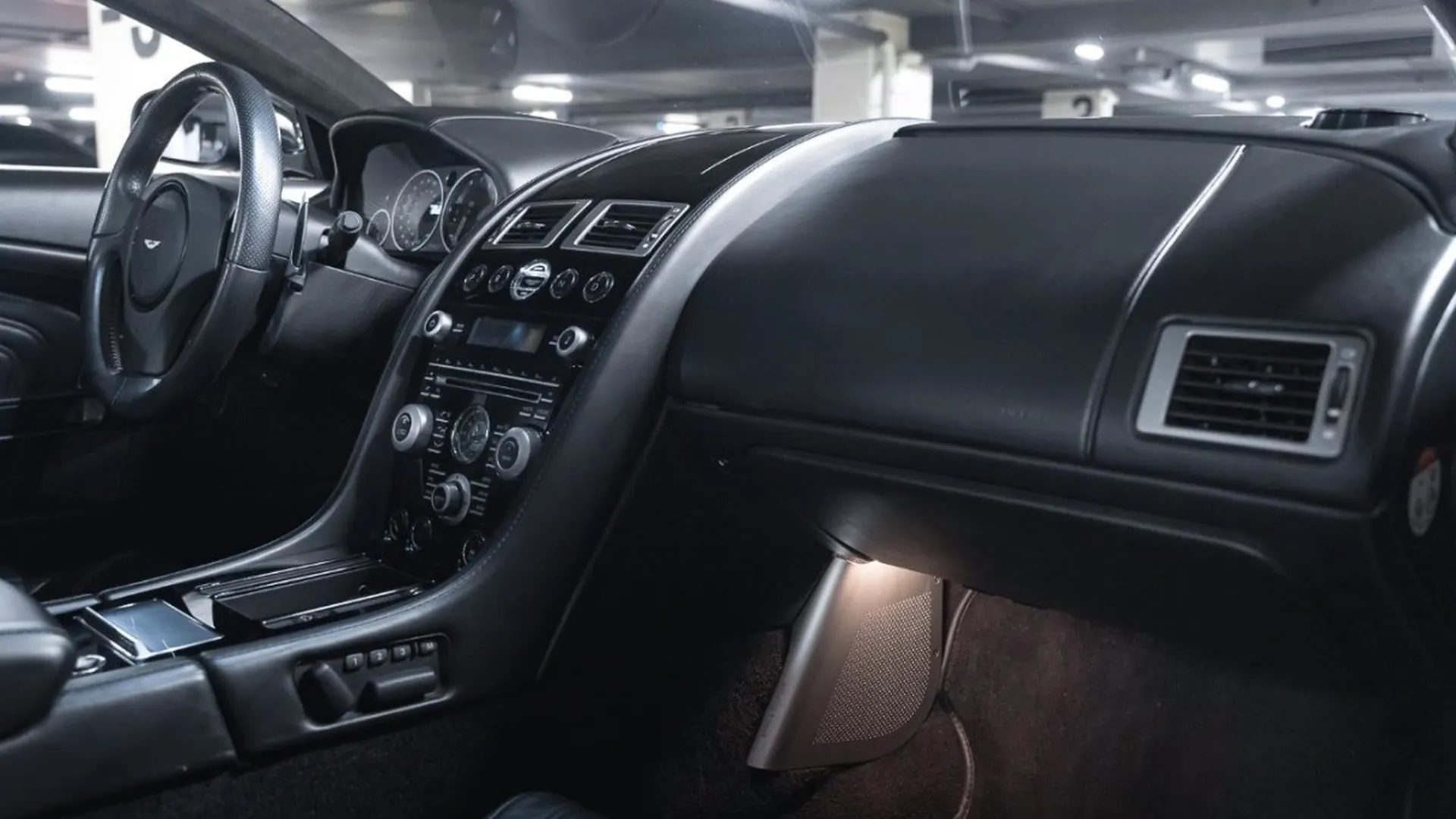 Aston Martin DBS — photo 42