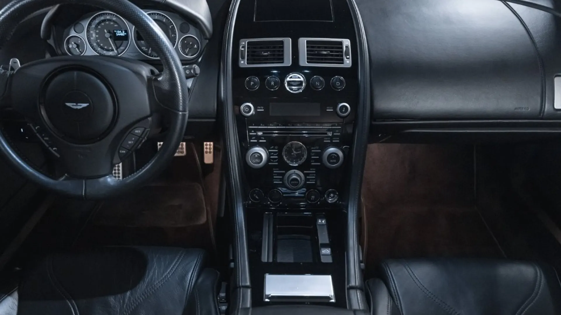 Aston Martin DBS — photo 35