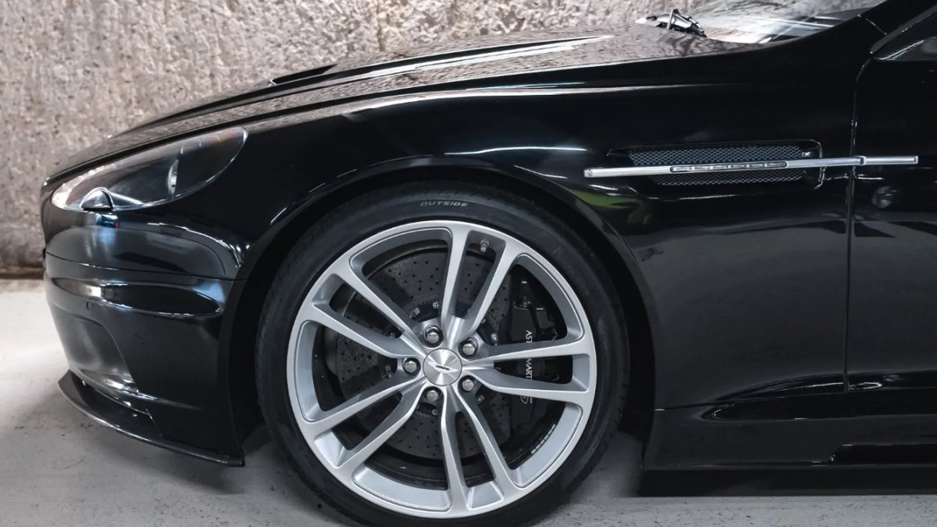 Aston Martin DBS — photo 12