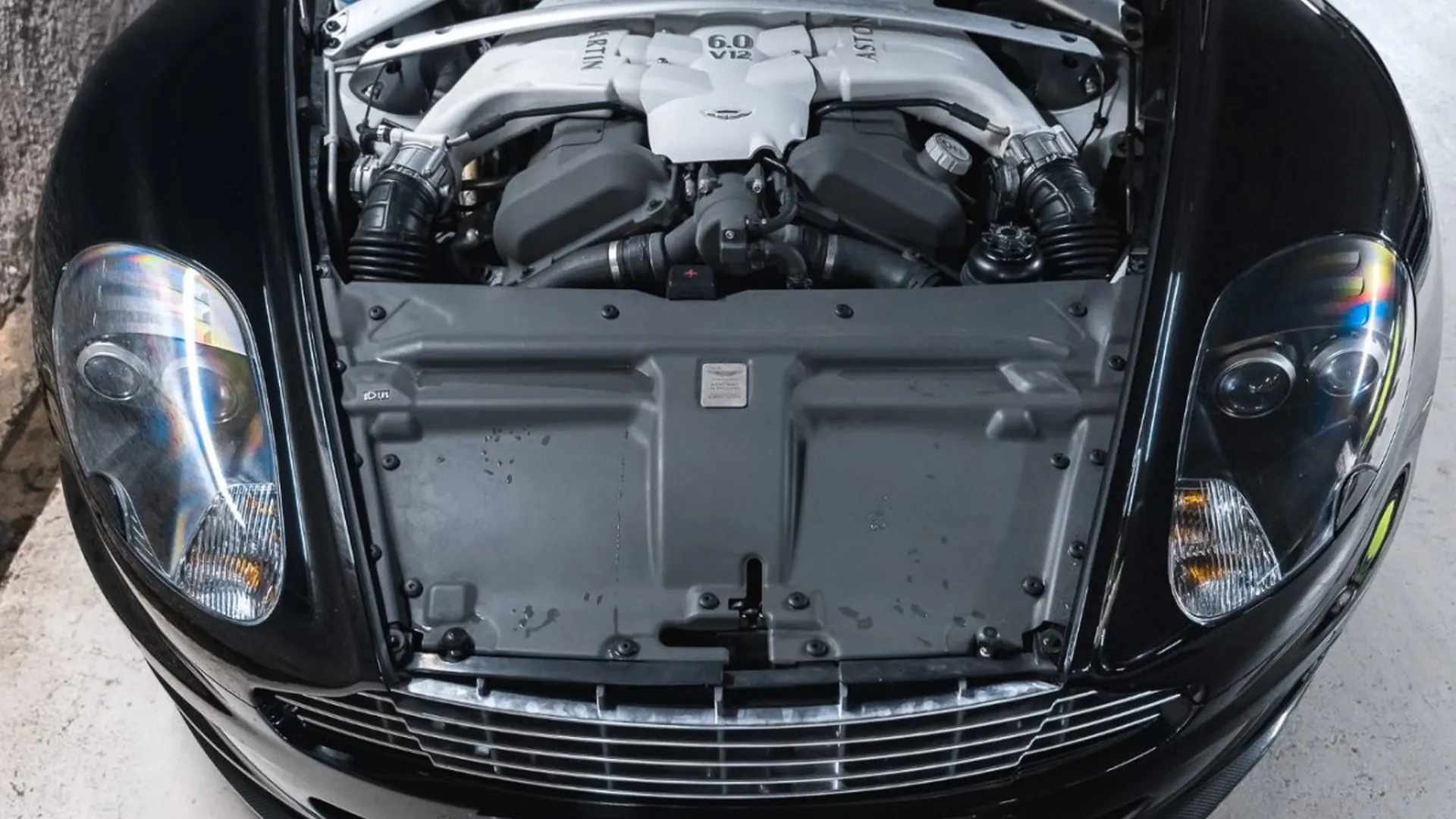 Aston Martin DBS — photo 46