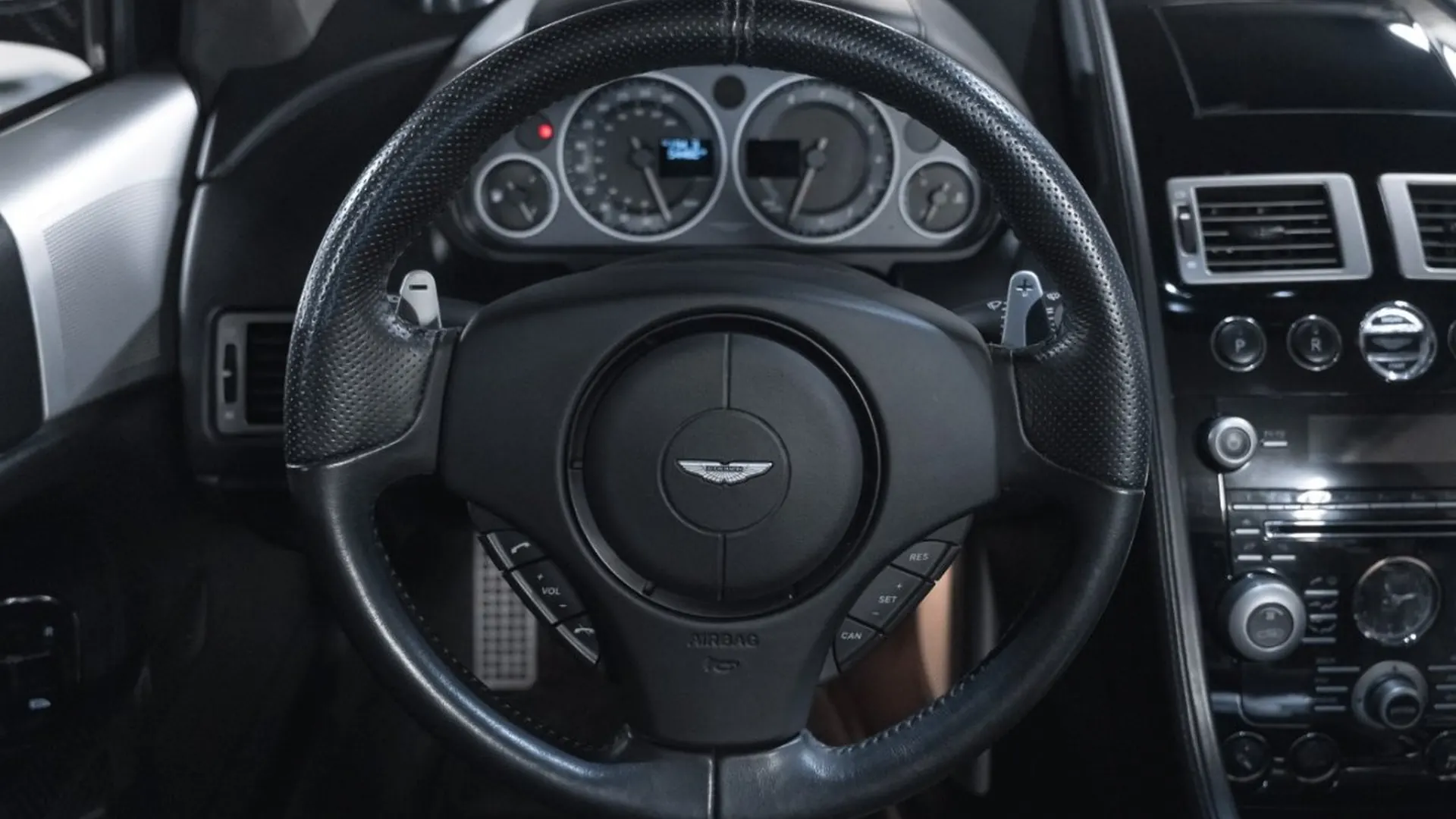Aston Martin DBS — photo 33