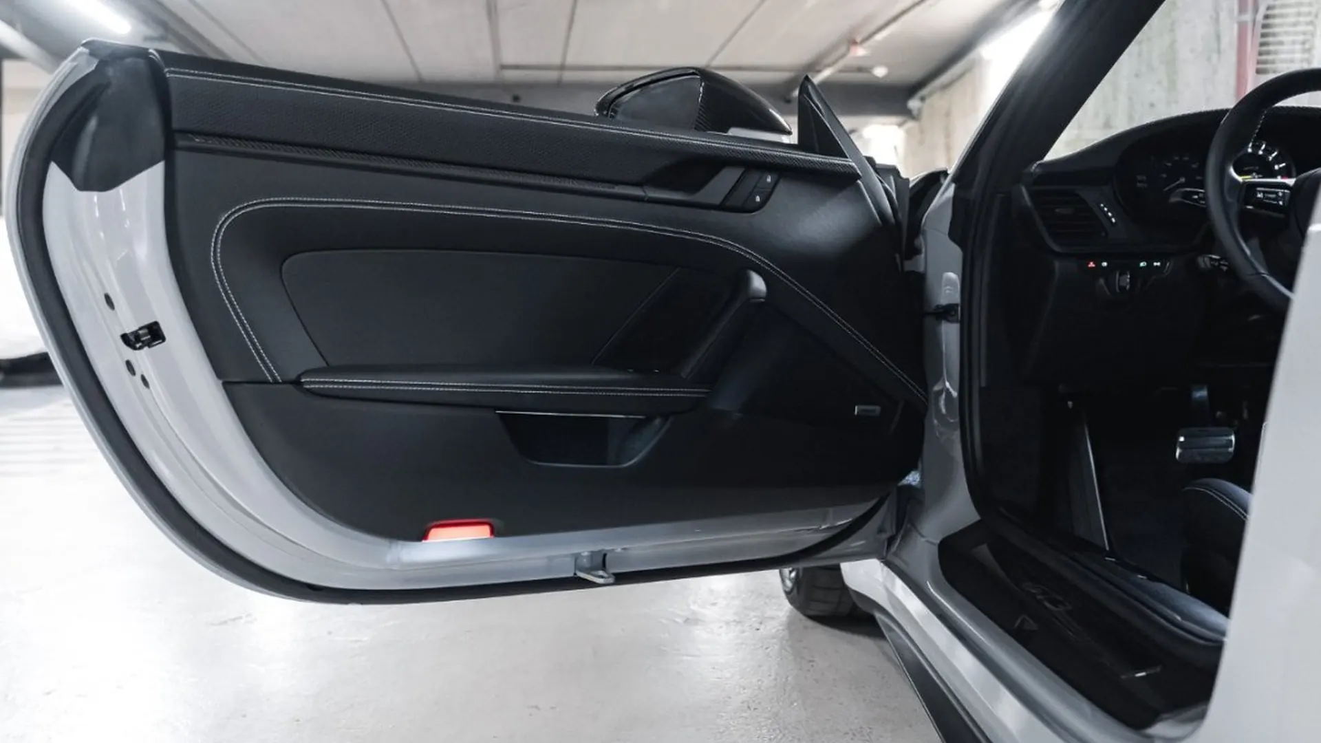 Porsche 911 — photo 23