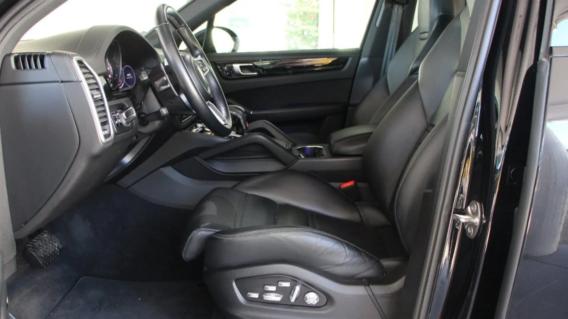 Porsche Cayenne — photo 6