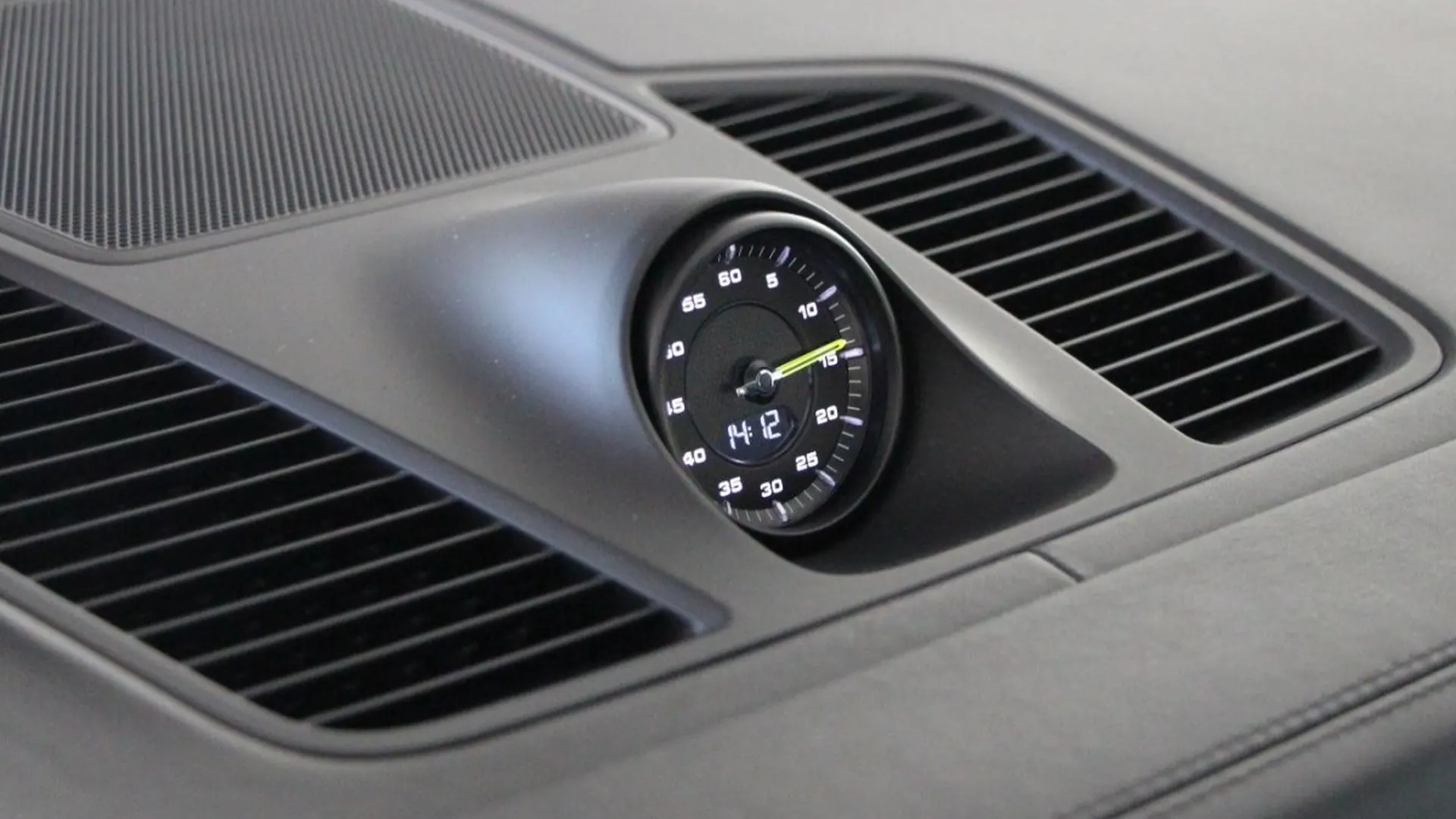 Porsche Cayenne — photo 8