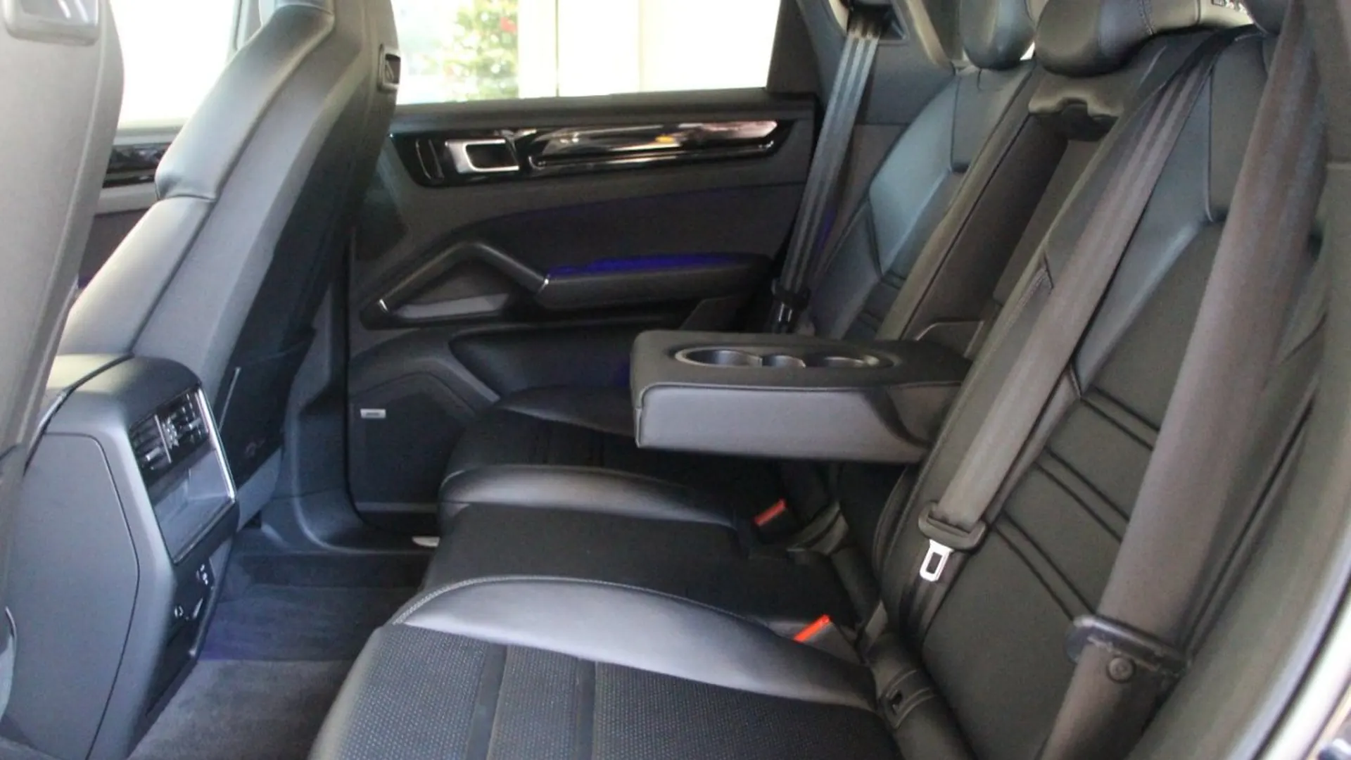 Porsche Cayenne — photo 21