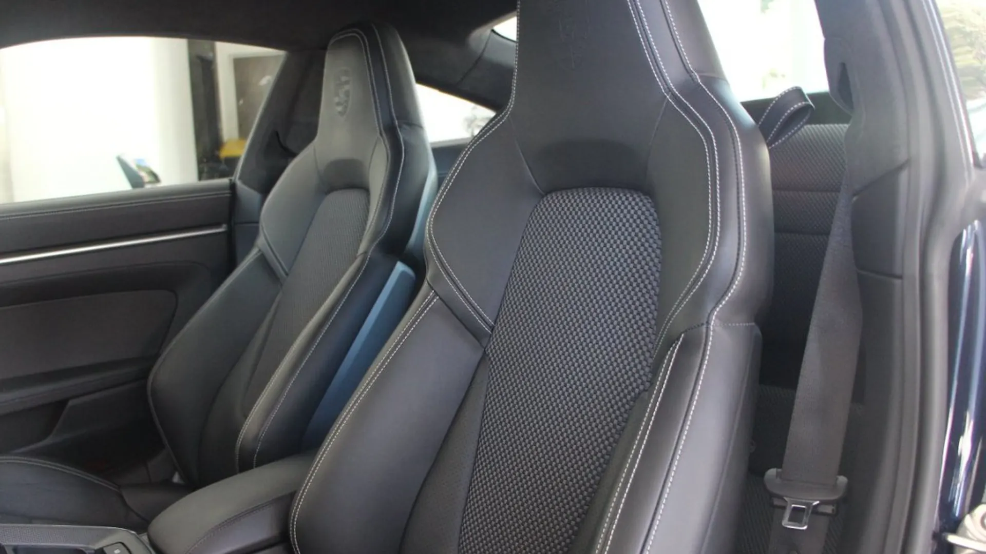 Porsche 911 — photo 27