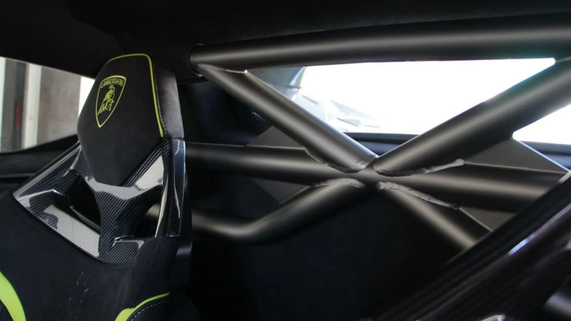Lamborghini Huracan — photo 29