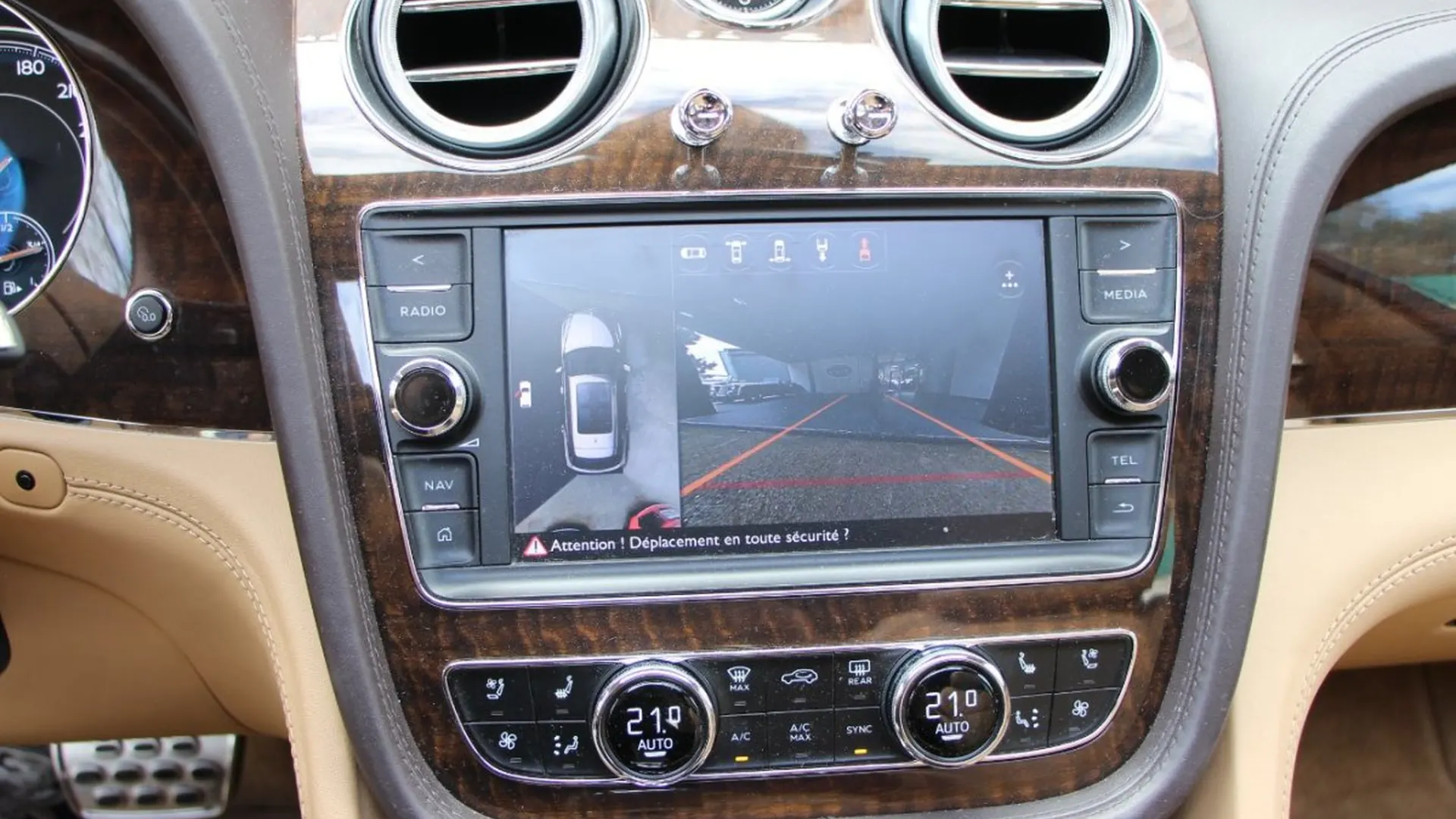 Bentley Bentayga — photo 17
