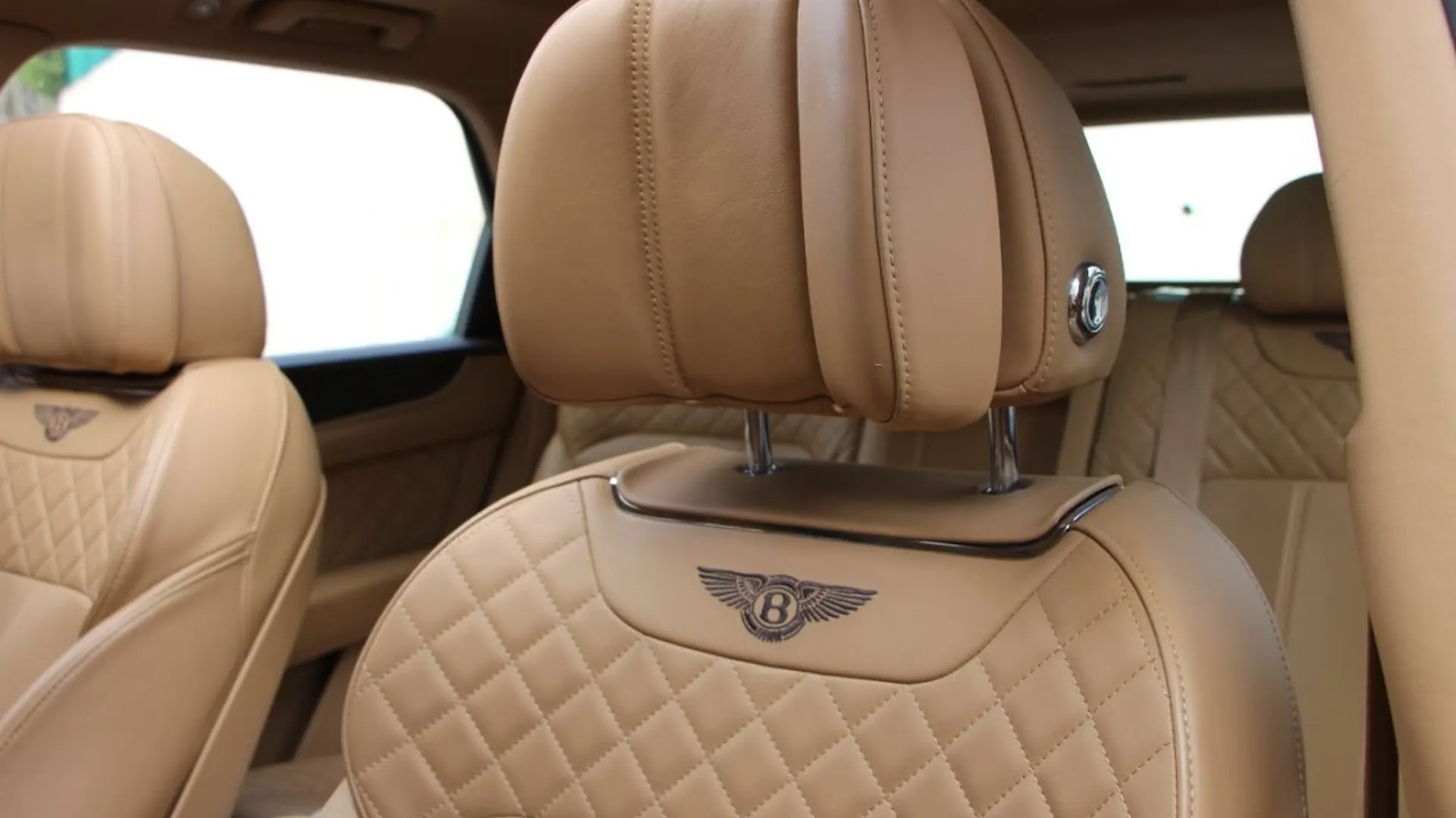 Bentley Bentayga — photo 26