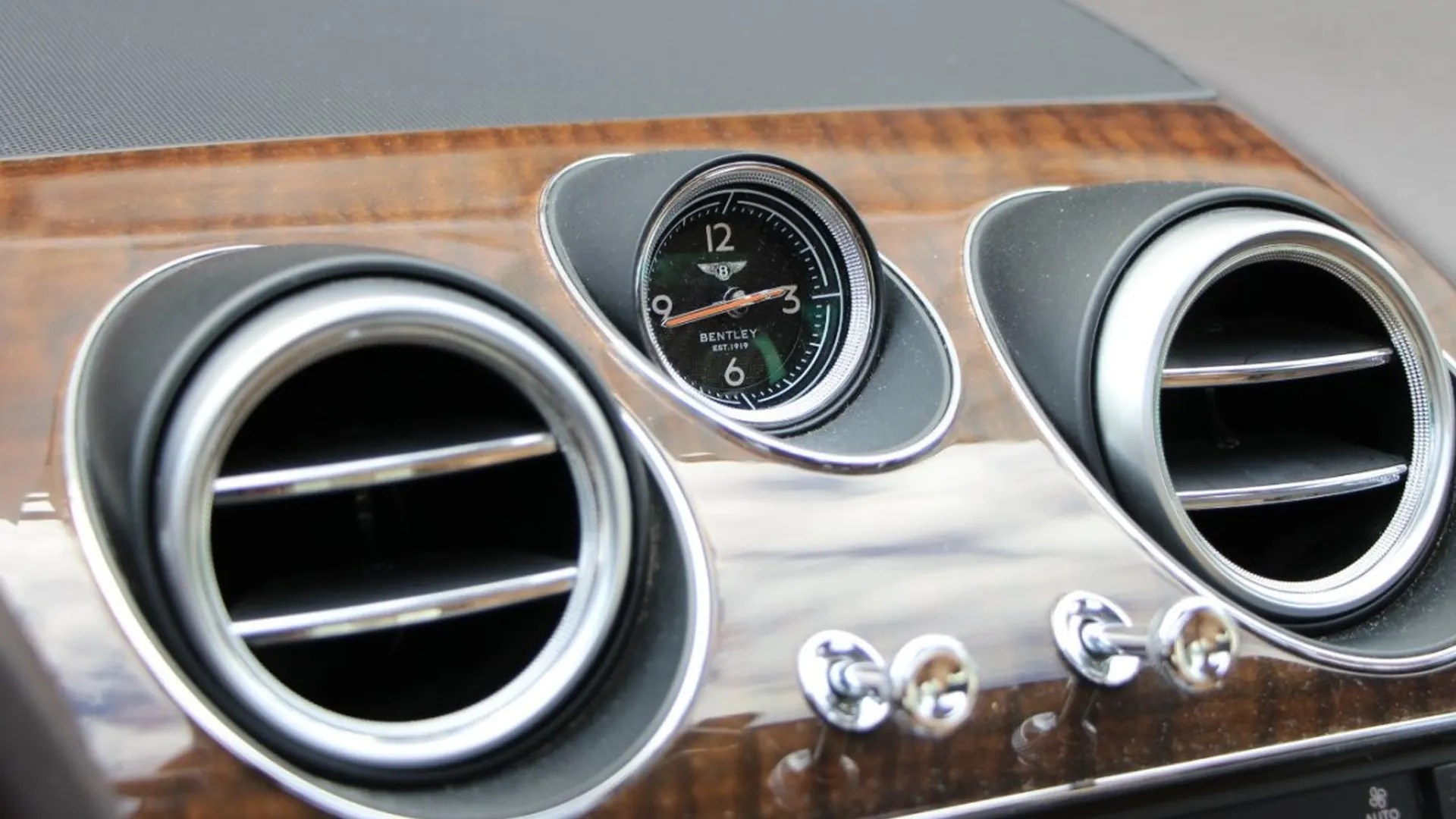 Bentley Bentayga — photo 18