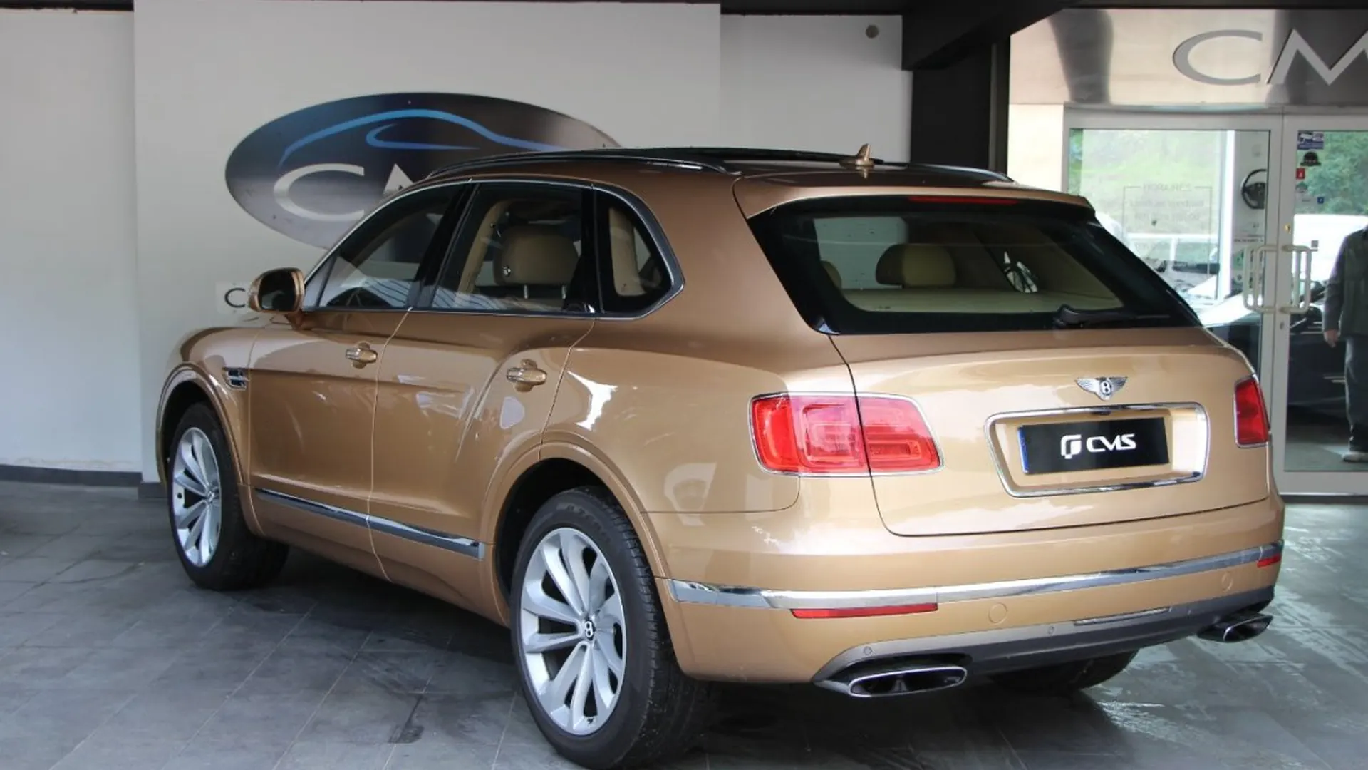 Bentley Bentayga — photo 4