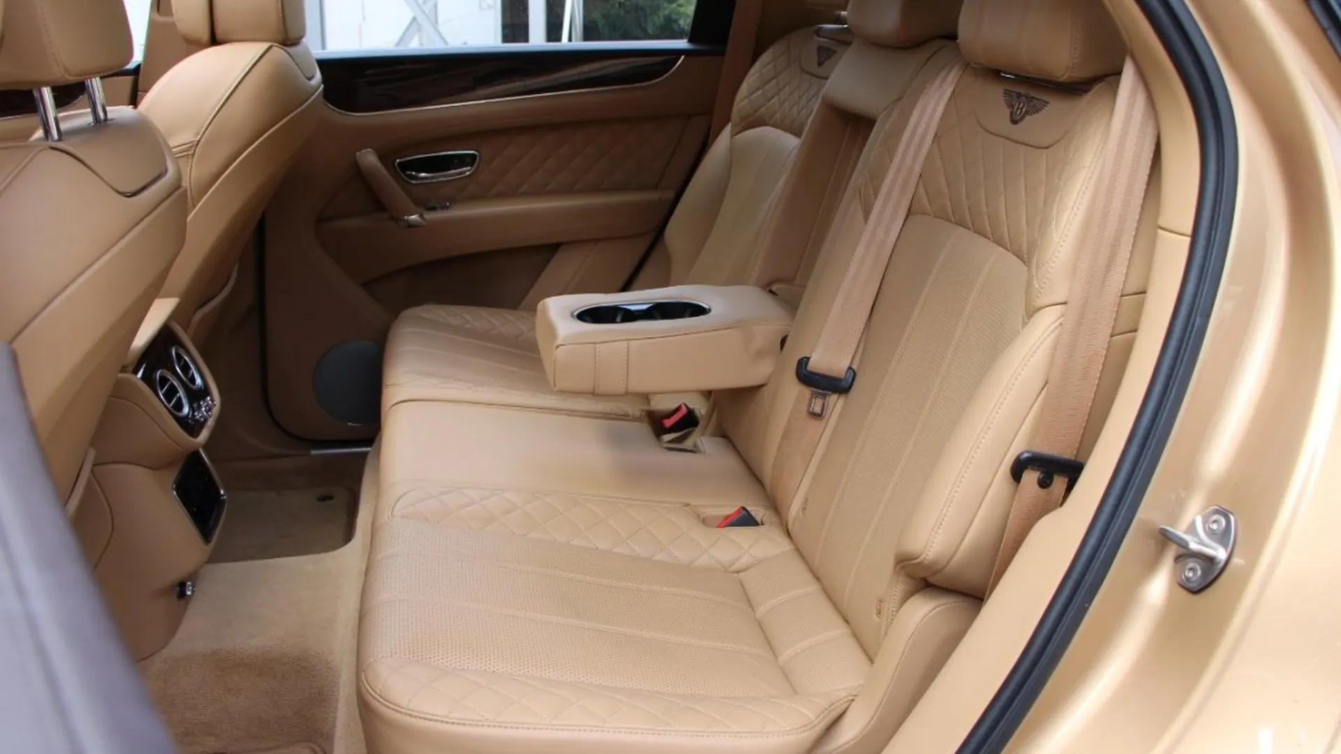 Bentley Bentayga — photo 30