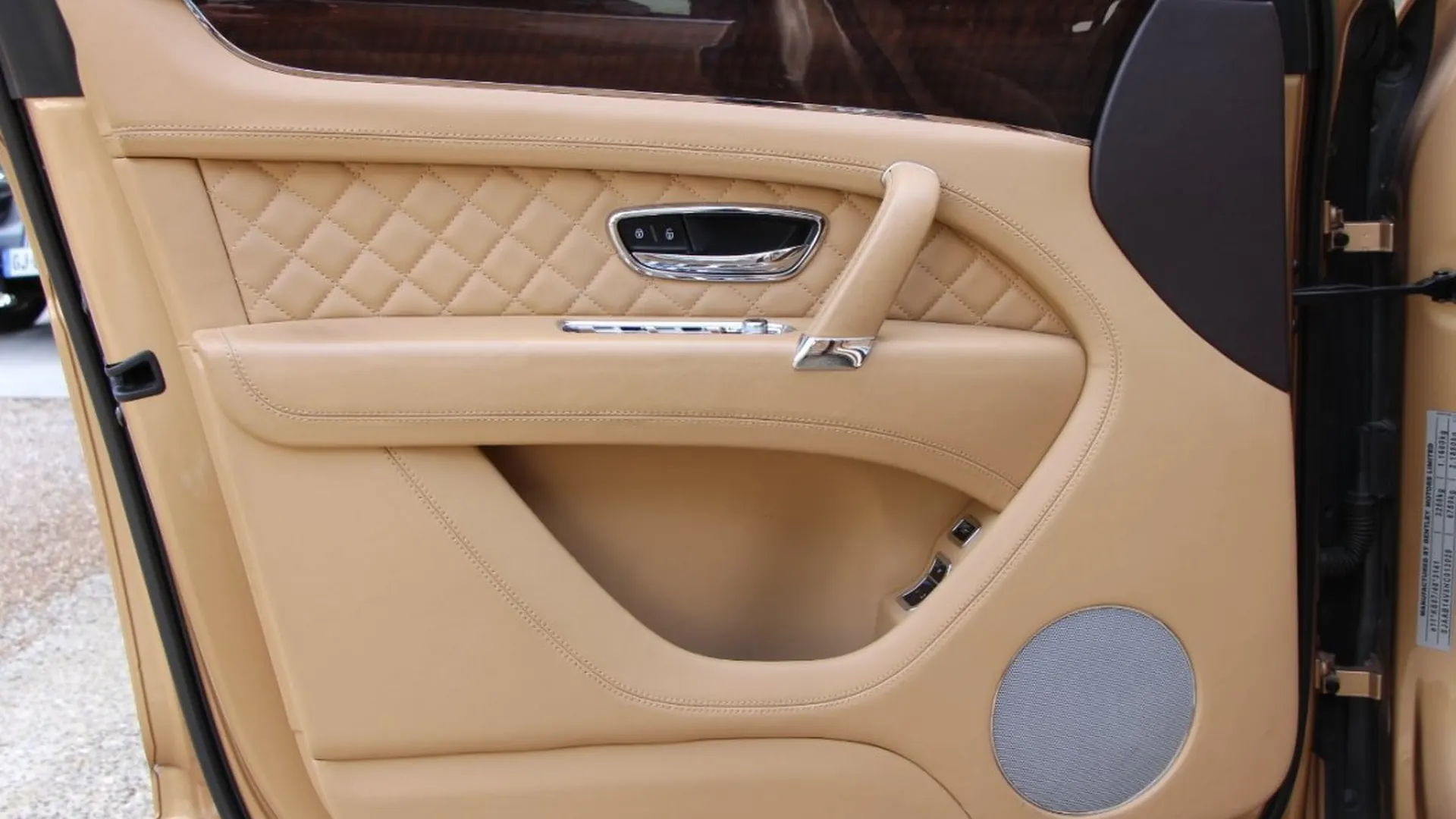 Bentley Bentayga — photo 10