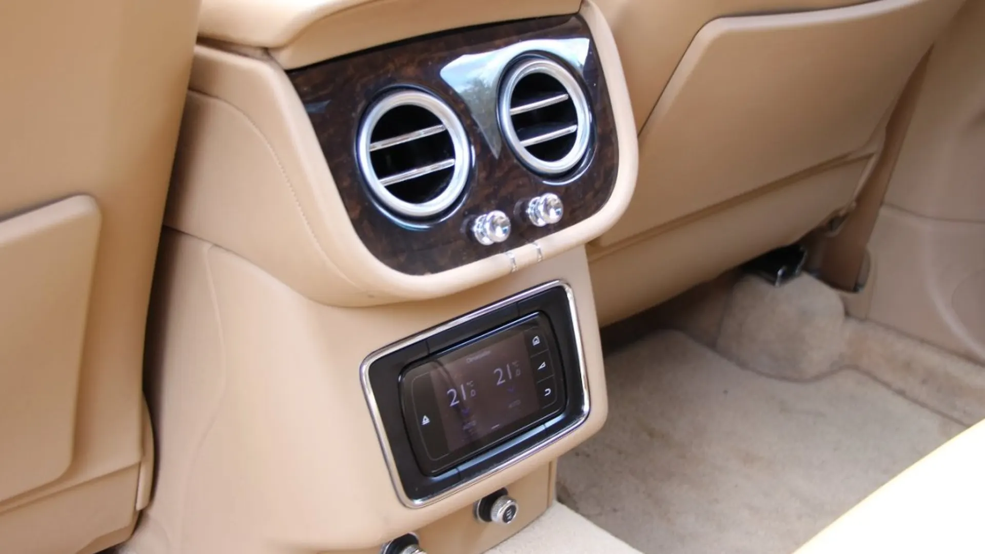 Bentley Bentayga — photo 32