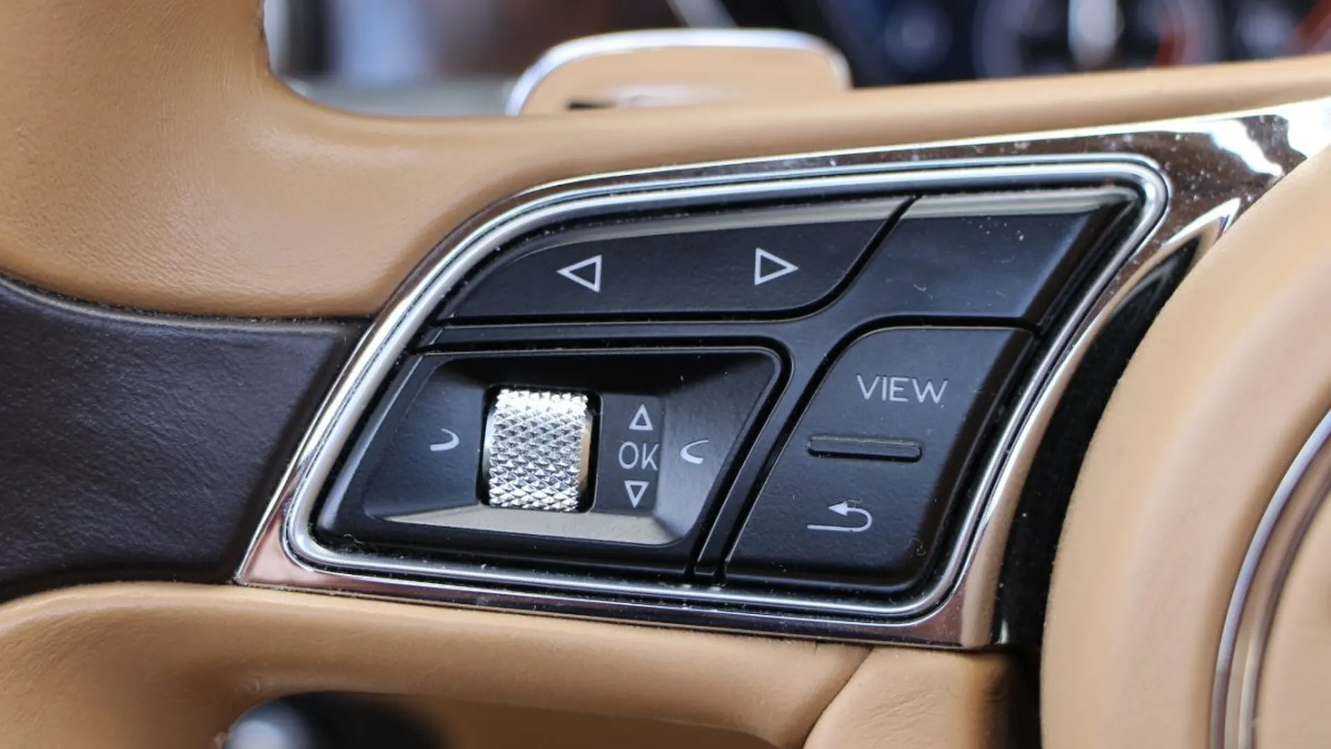 Bentley Bentayga — photo 22