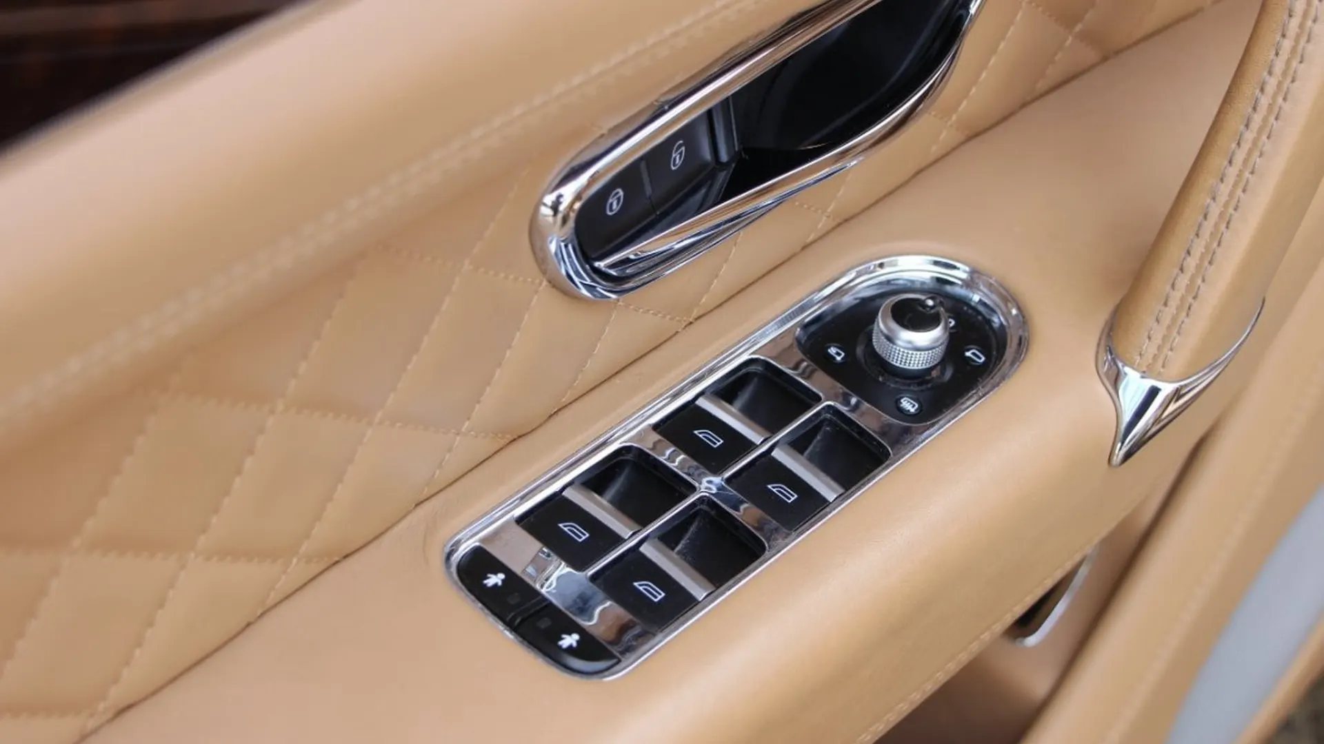 Bentley Bentayga — photo 11