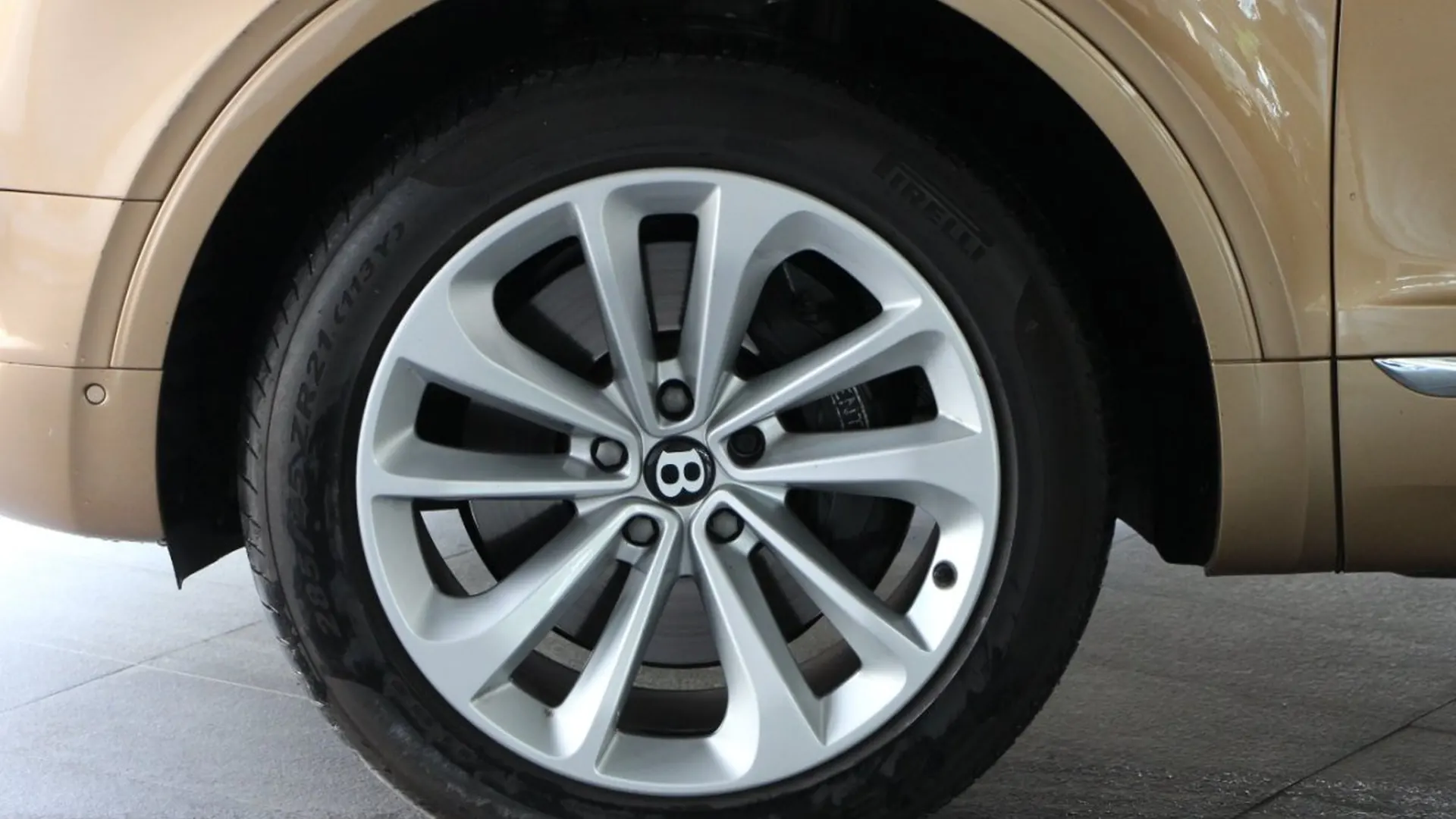 Bentley Bentayga — photo 3