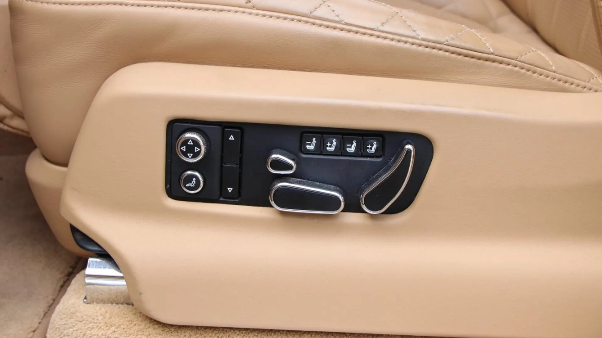 Bentley Bentayga — photo 12