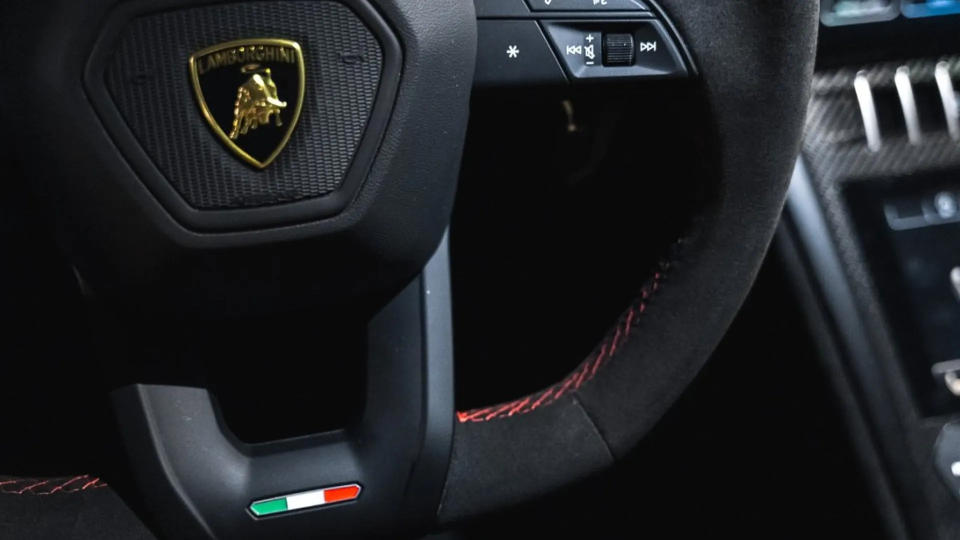 Lamborghini Urus — photo 40