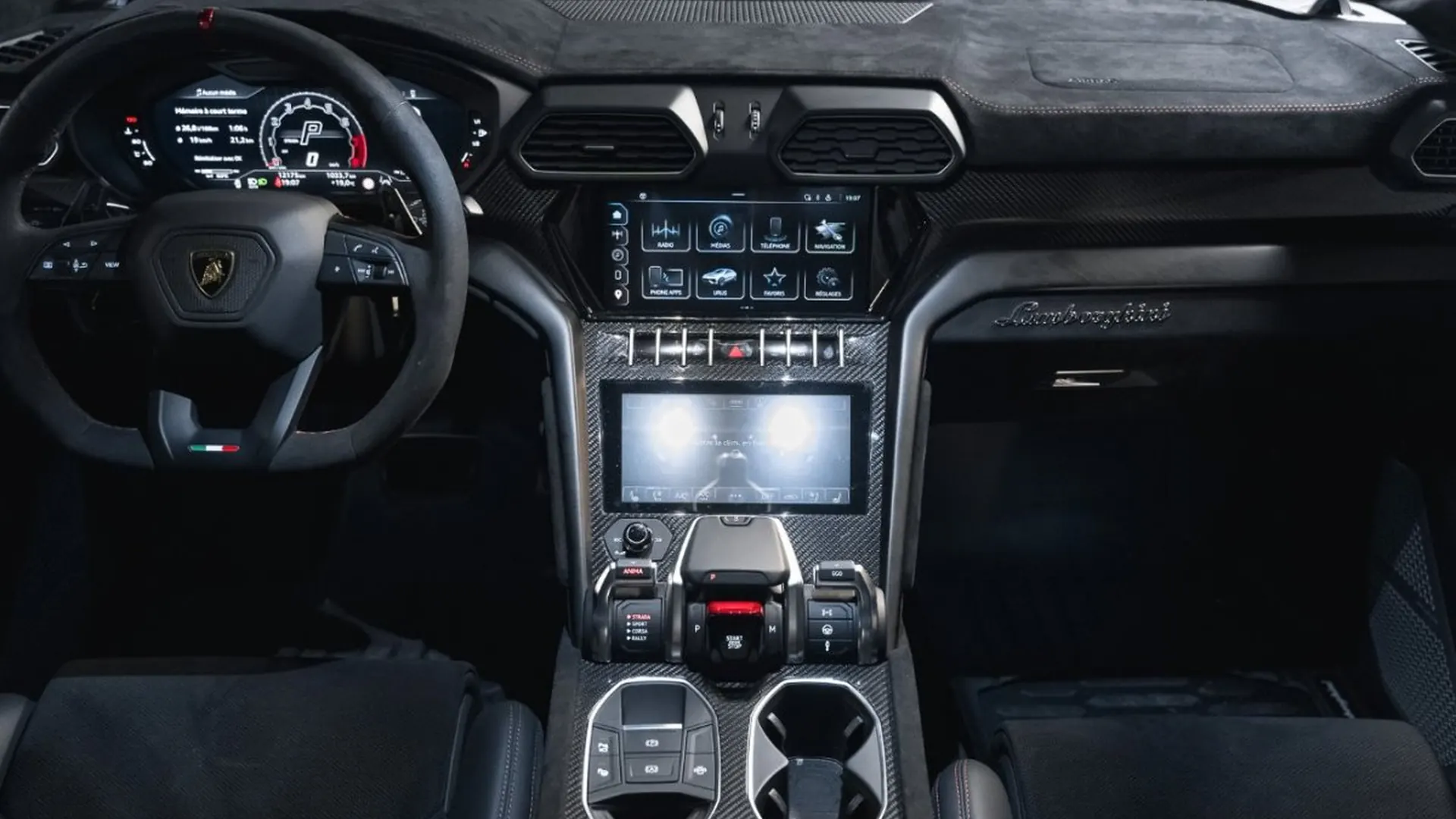 Lamborghini Urus — photo 41