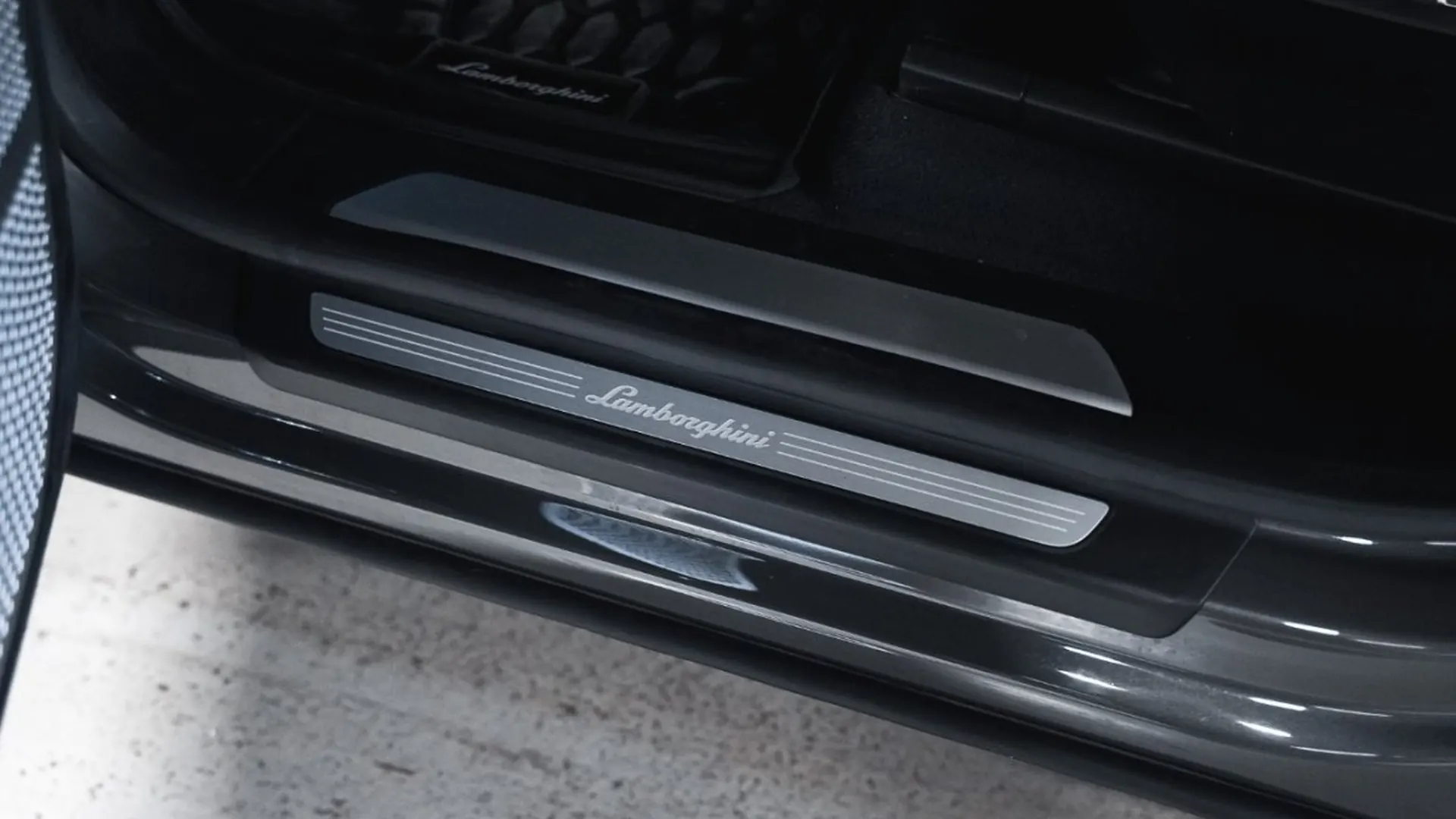 Lamborghini Urus — photo 29