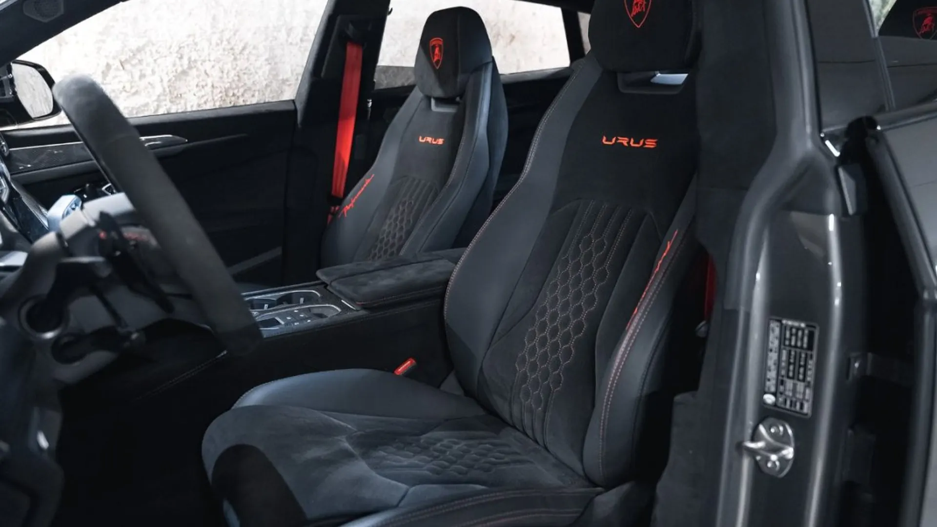 Lamborghini Urus — photo 32