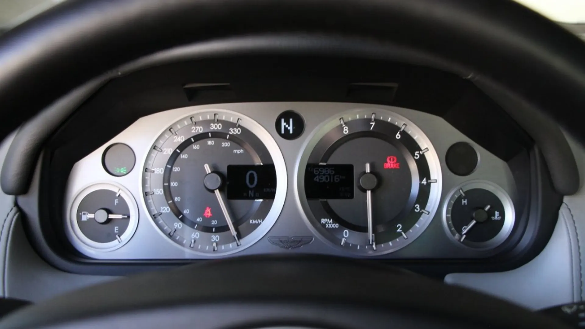 Aston Martin V8 — photo 15