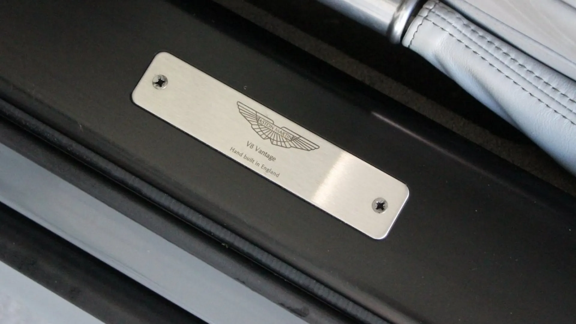 Aston Martin V8 — photo 9