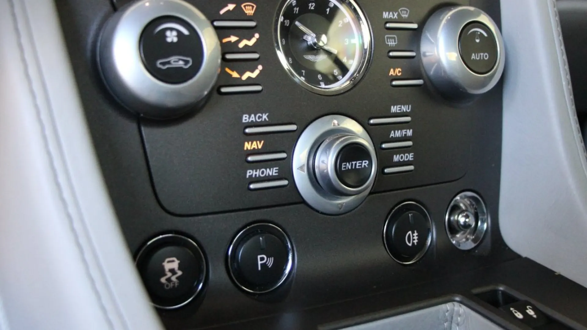 Aston Martin V8 — photo 12