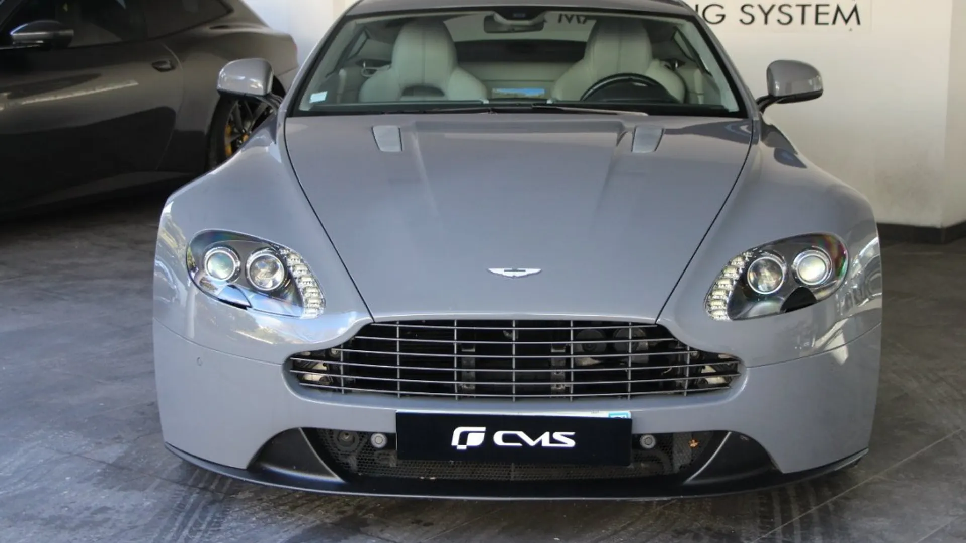 Aston Martin V8 — photo 2